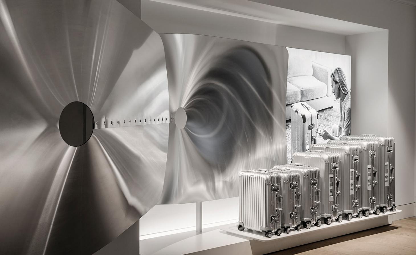 伦敦 Rimowa 旗舰概念店，航空主题铝片装饰，展示经典行李箱-13