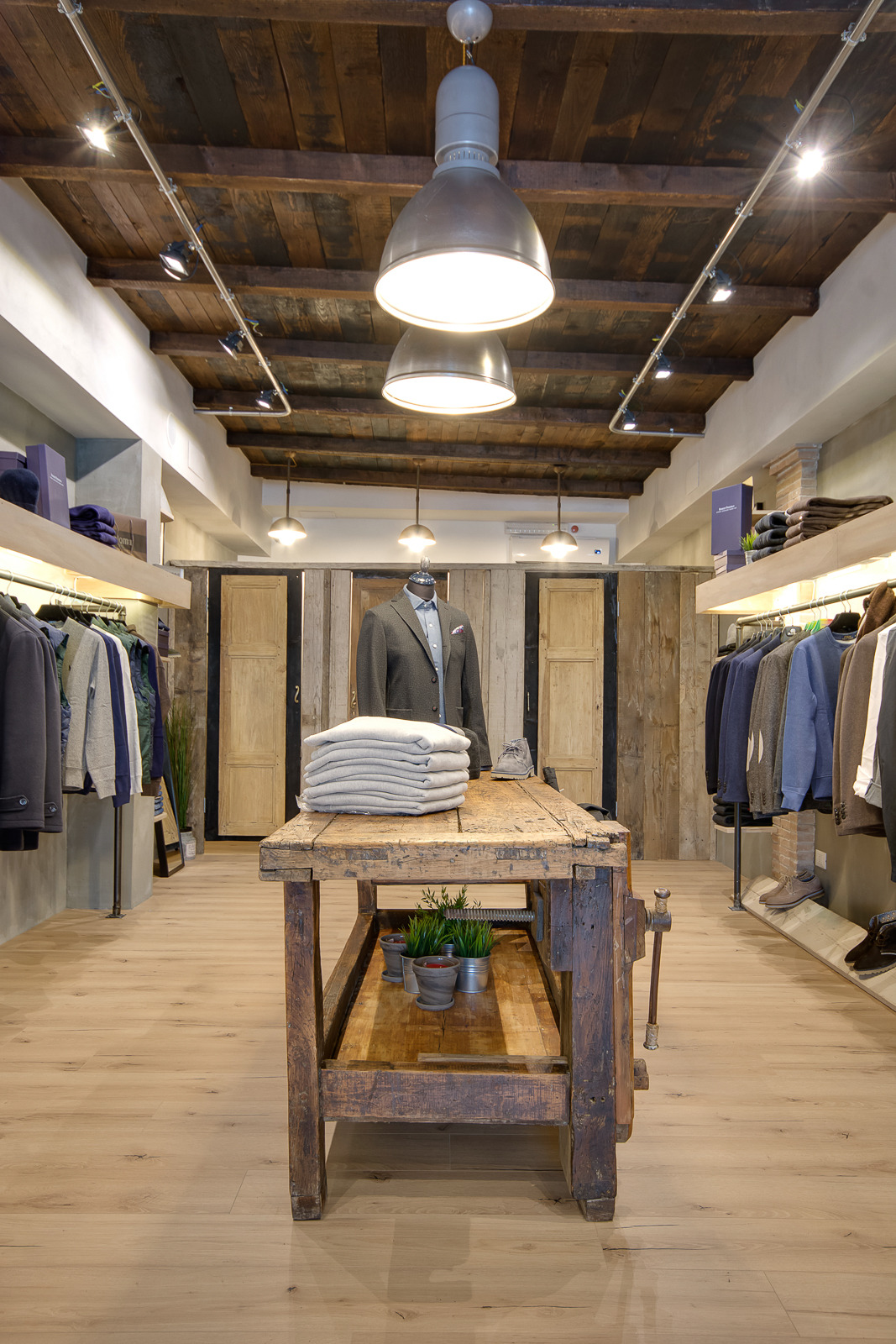 罗马北部绿意盎然的高端服装店-10