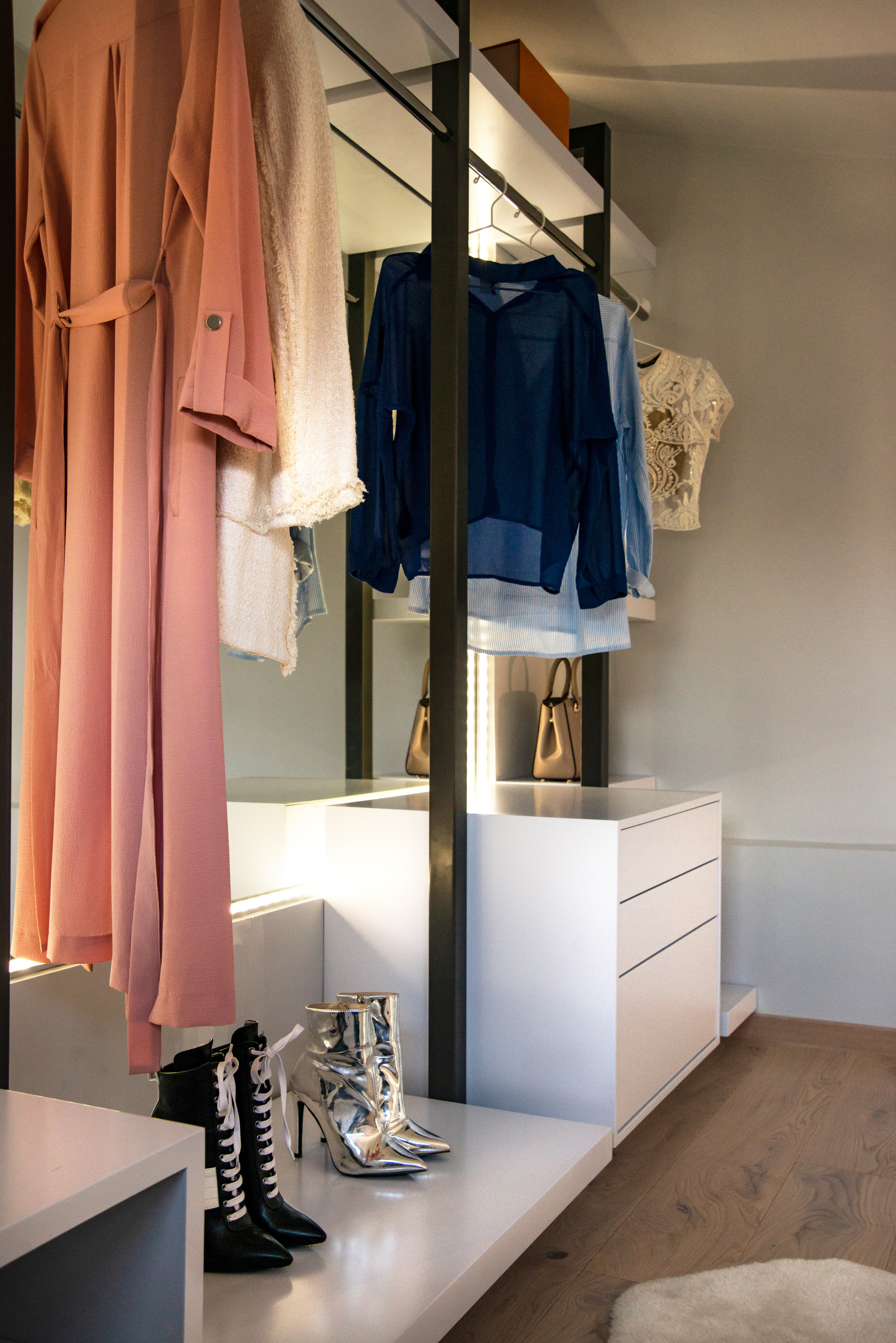 功能至上,简约时尚的私人更衣室-4