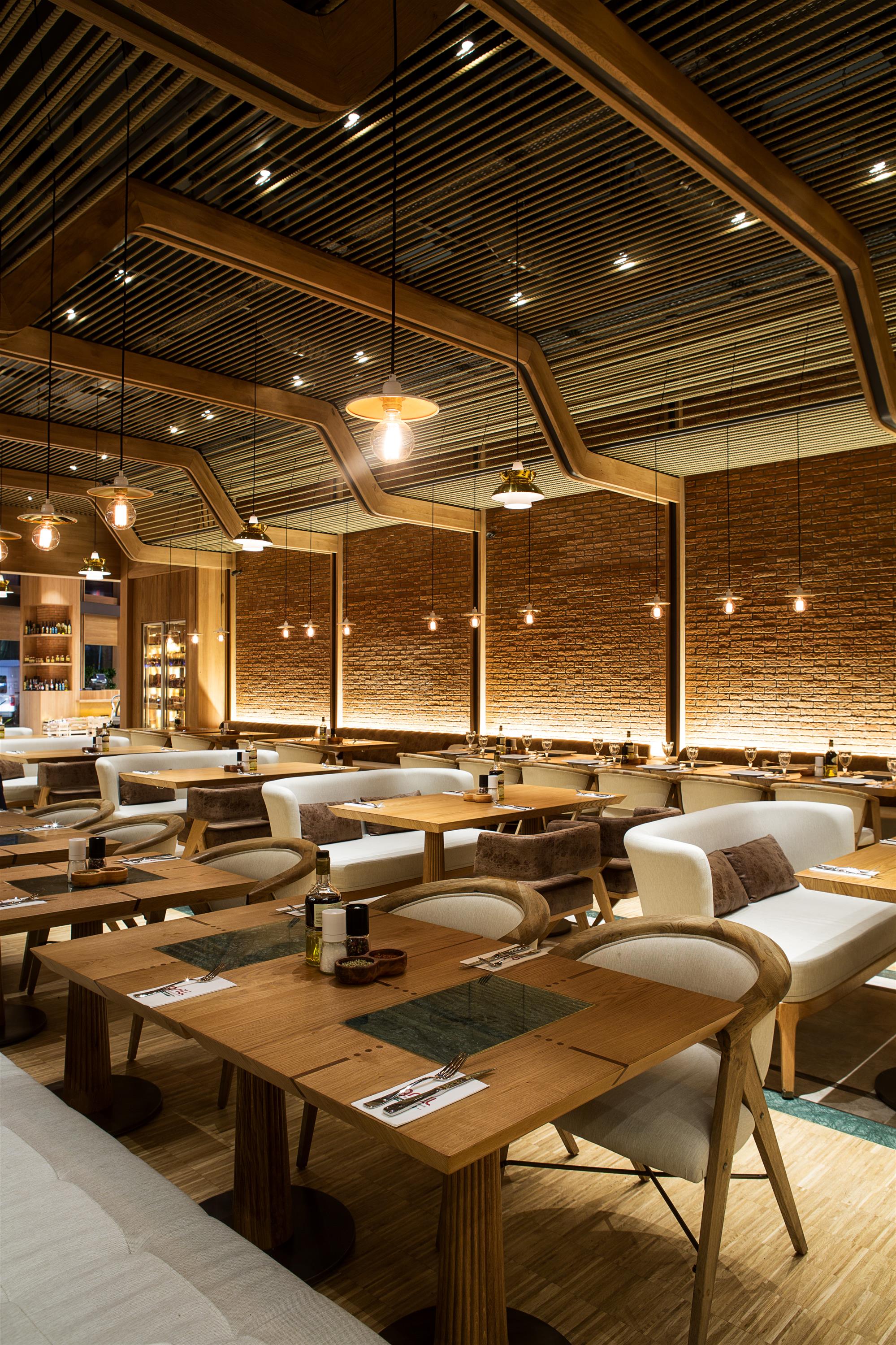 波兰烧烤餐厅,重现历史质感的室内设计-2