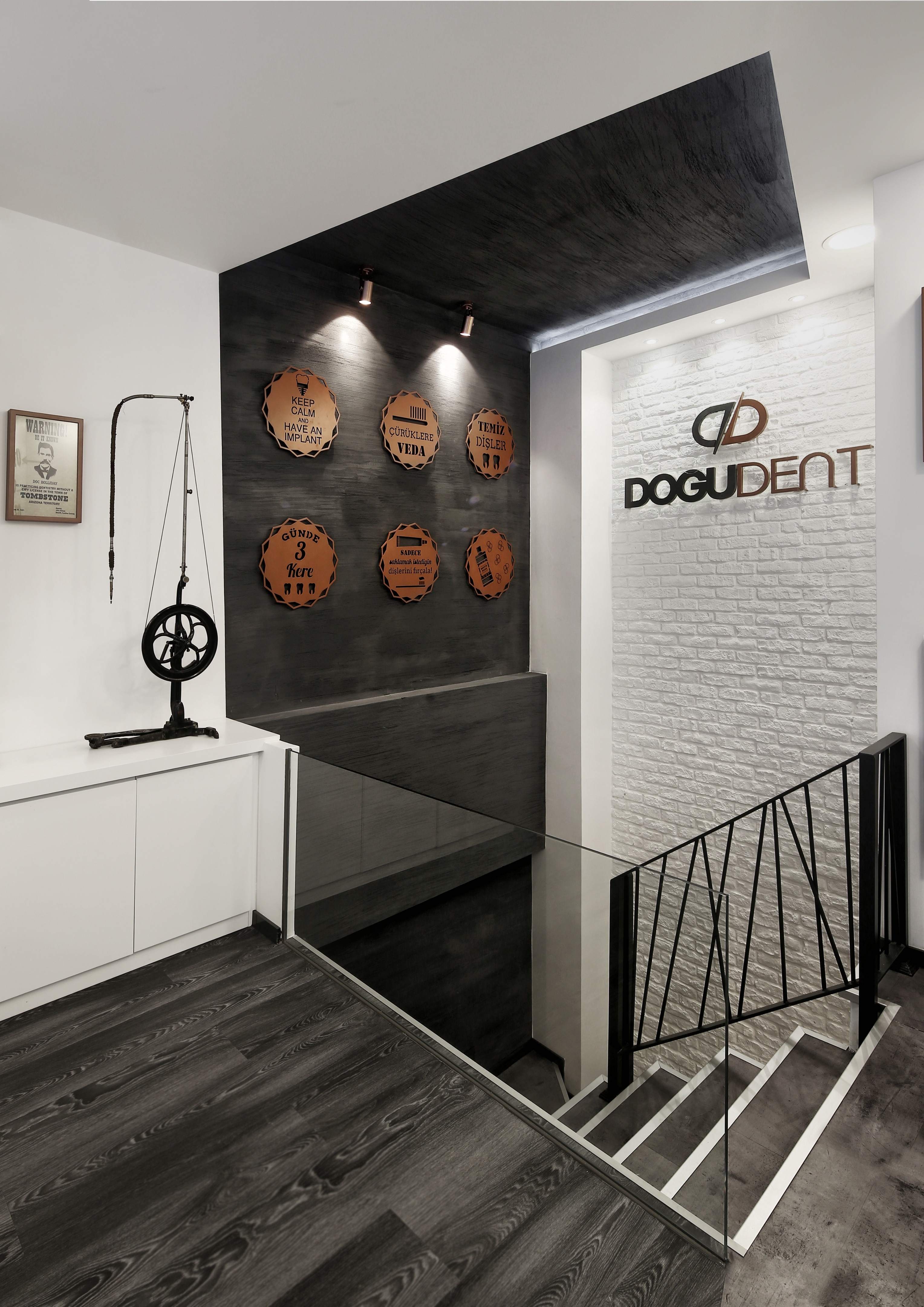 温暖材料与自然光打造的舒适医疗空间-2