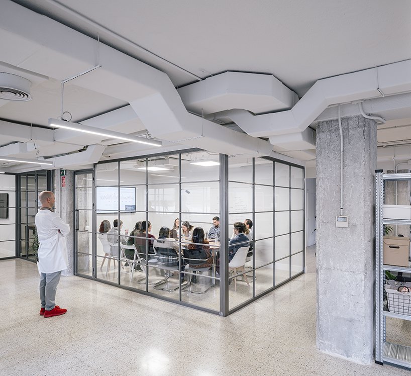 MARIANO用鲜艳的颜色修复了一座马德里现有的办公楼-5