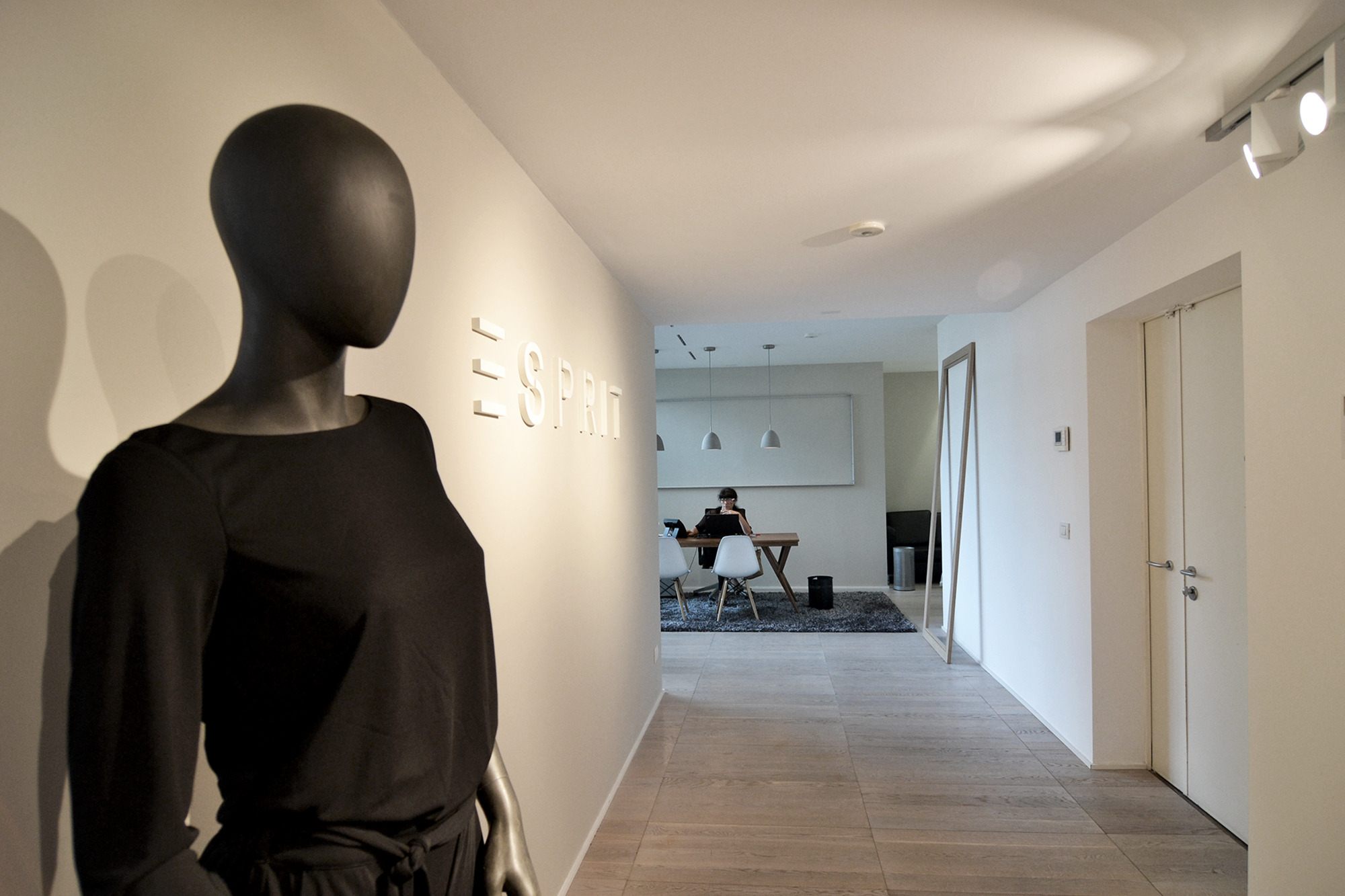 米兰 Navigli 区 2013 年完成的品牌展示空间设计-0