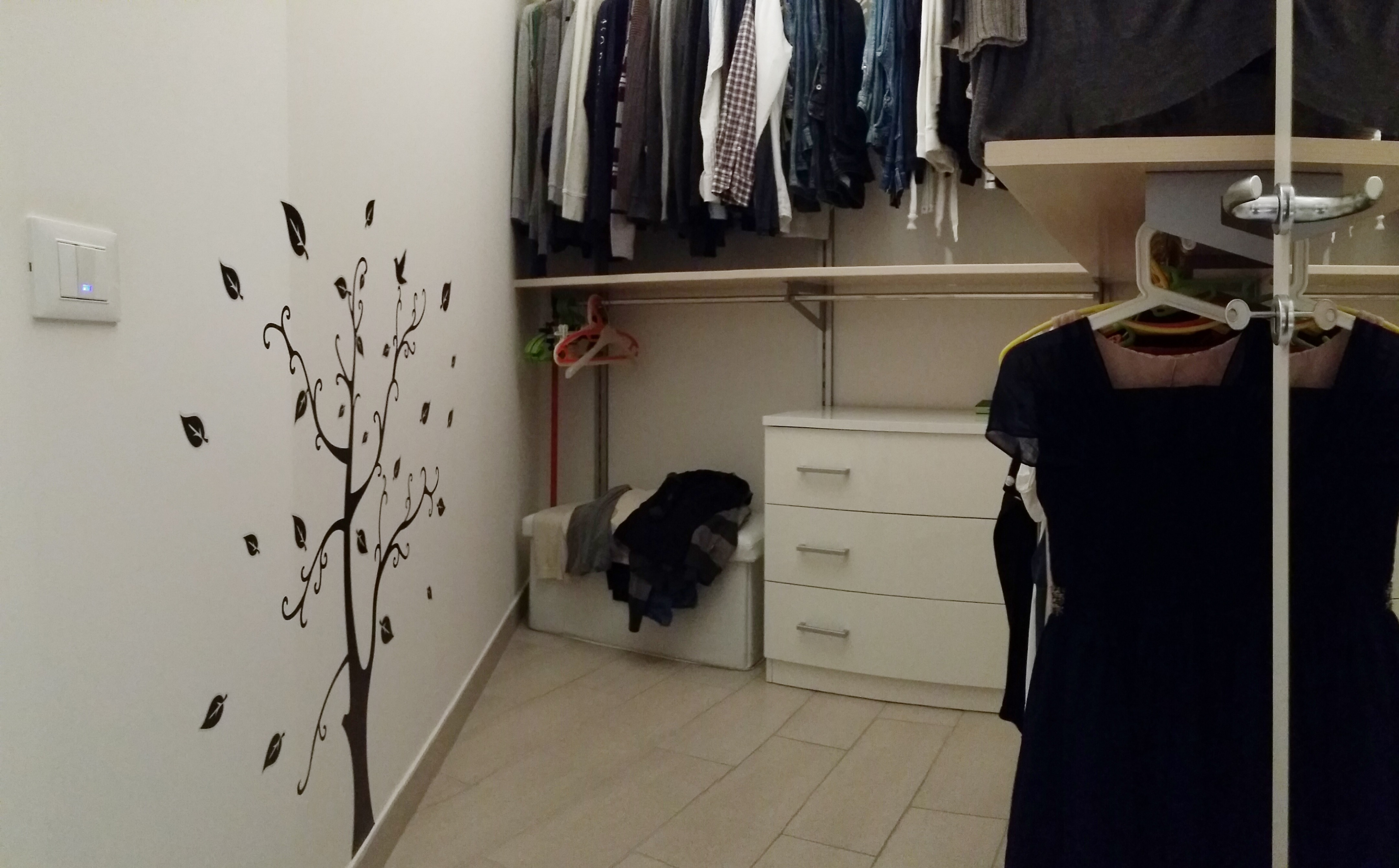 2014 年完工的个性化厨房玻璃面板装饰公寓室内设计案例-24