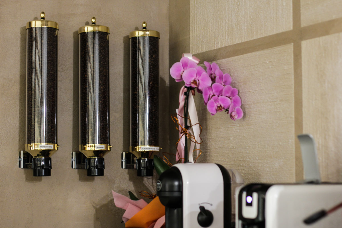 优雅珠宝般的咖啡店设计-28