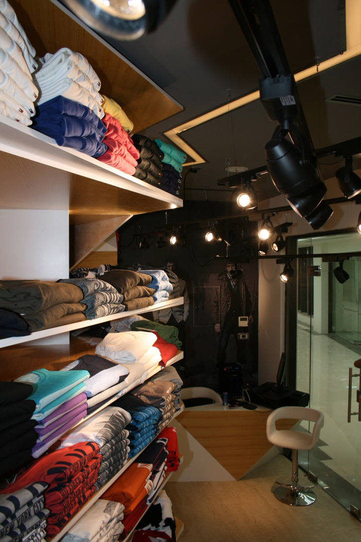 17 平米巴勒斯坦时尚小店，Noval 打造简约空间-21