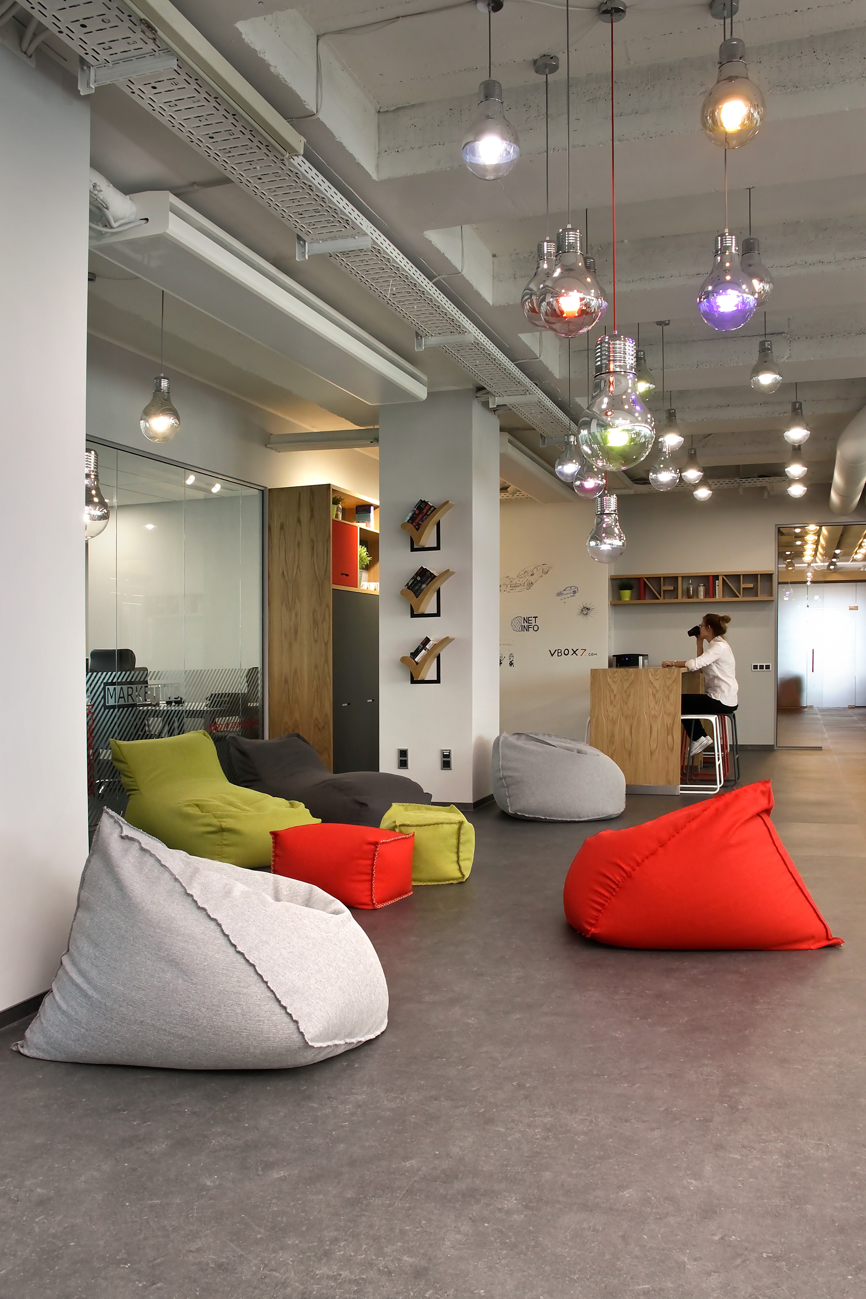 融合科技与复古的现代办公室设计-13