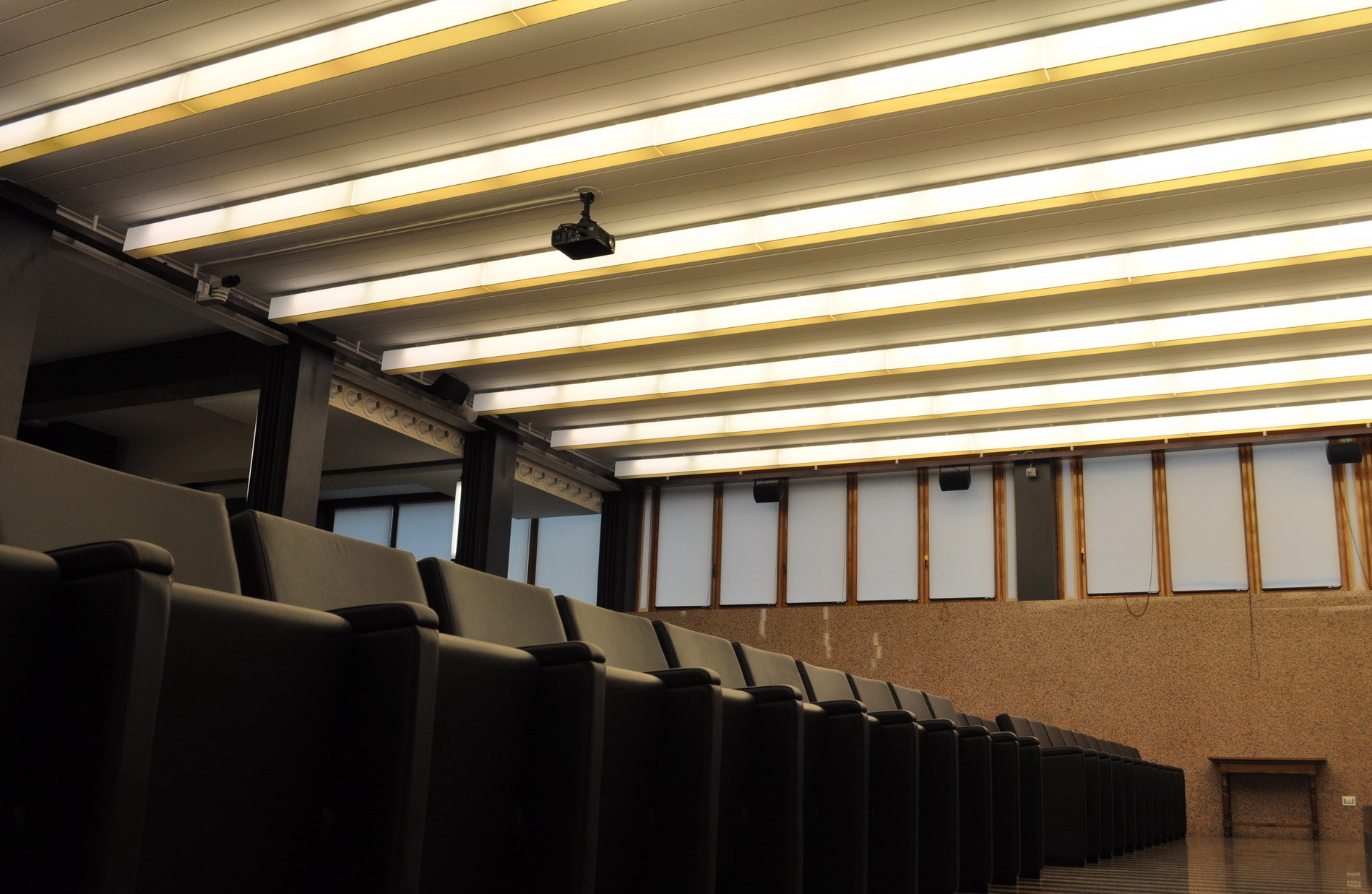 黑金剧院 | 拉文纳商业大厦室内设计-28