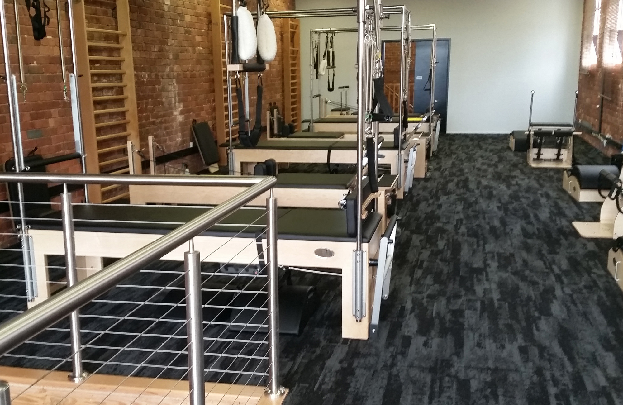 呼吸教育普拉提训练中心 | 工业风仓库变身优雅健身空间-13