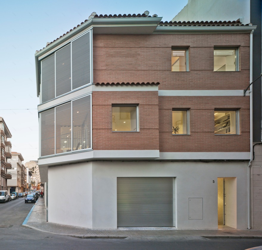 空间优化与功能融合的西班牙住宅改造-23