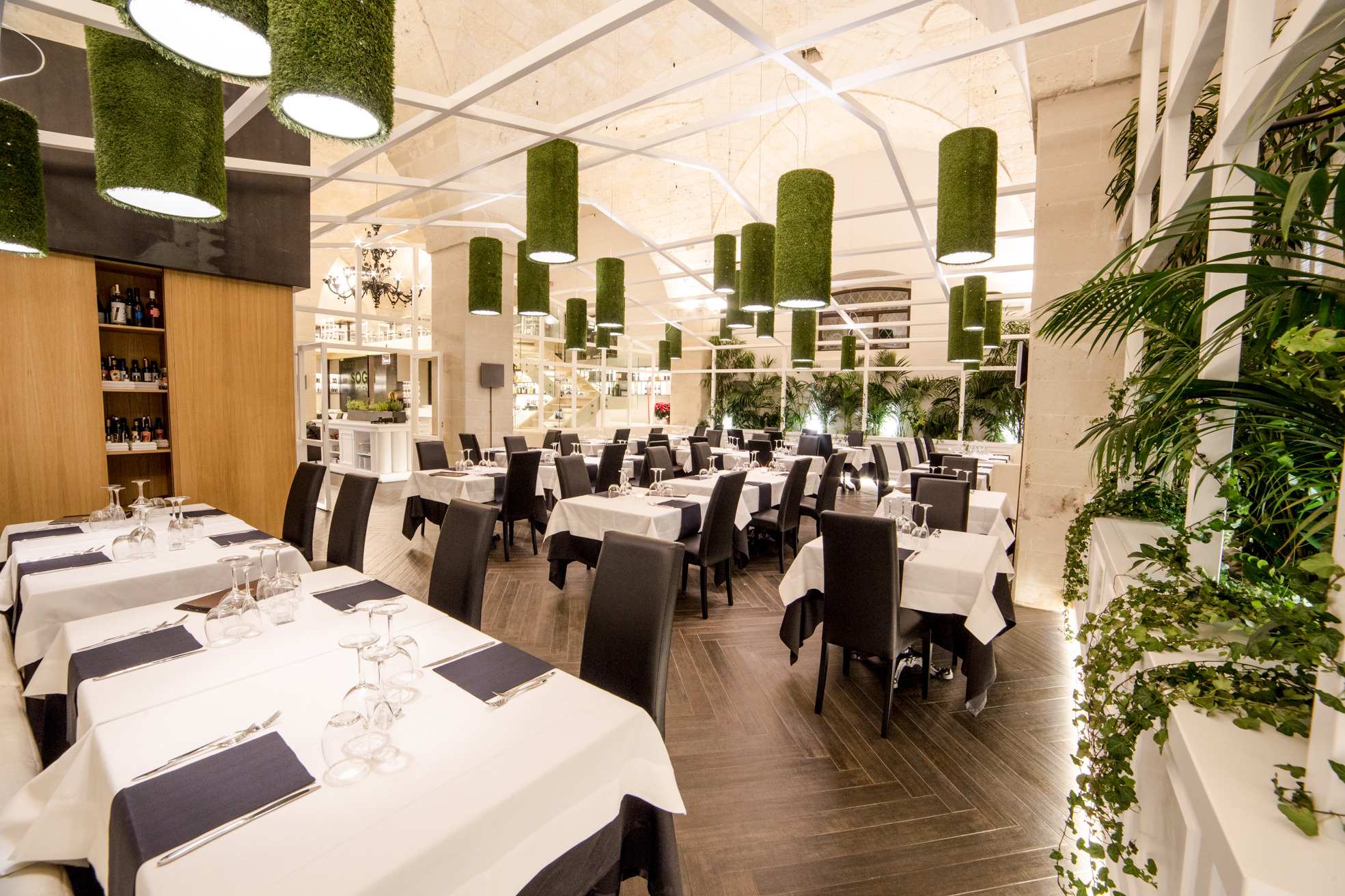 旧工厂变身高雅现代餐厅-26