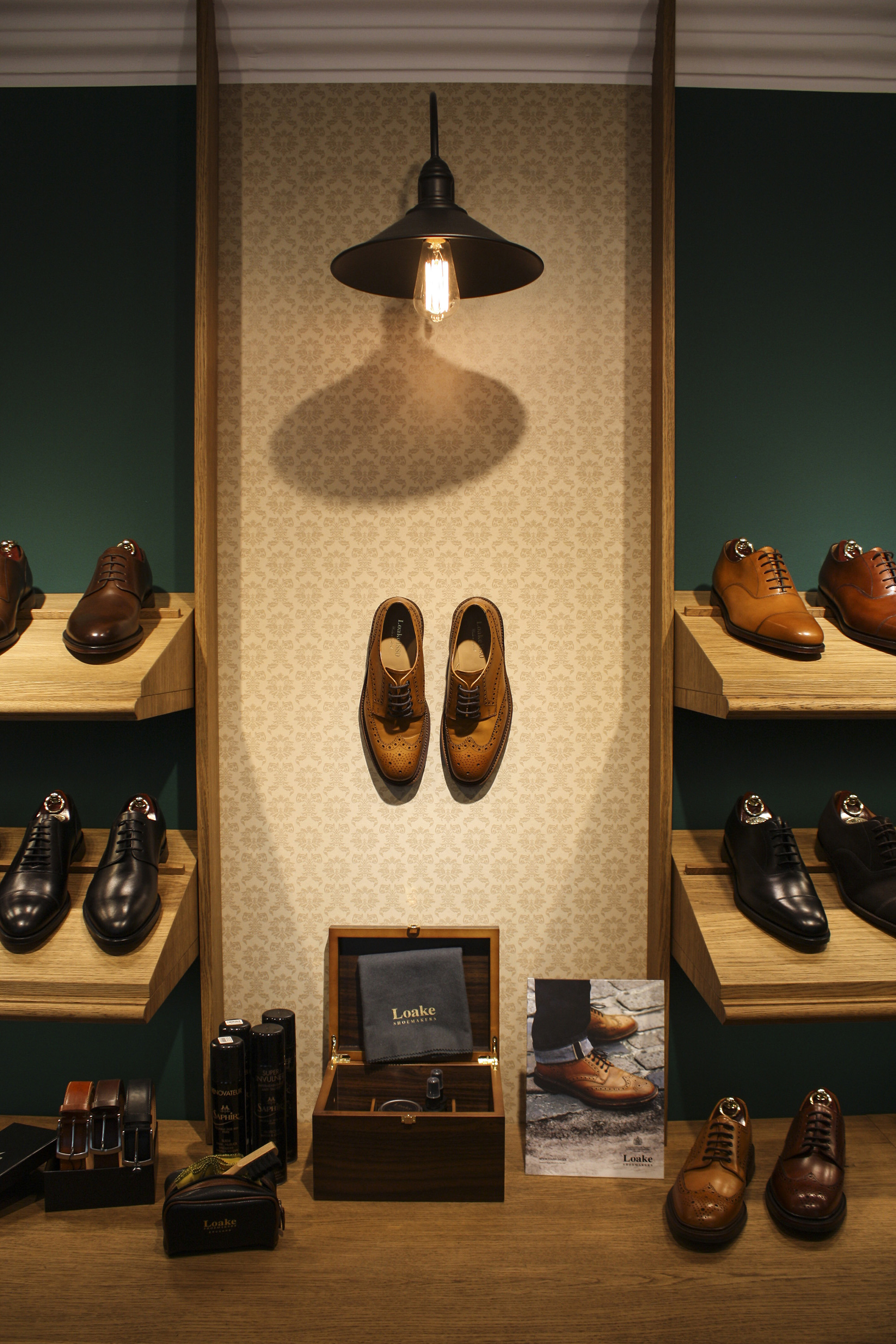 2015 年 Loake Shoemakers 定制店铺设计-6