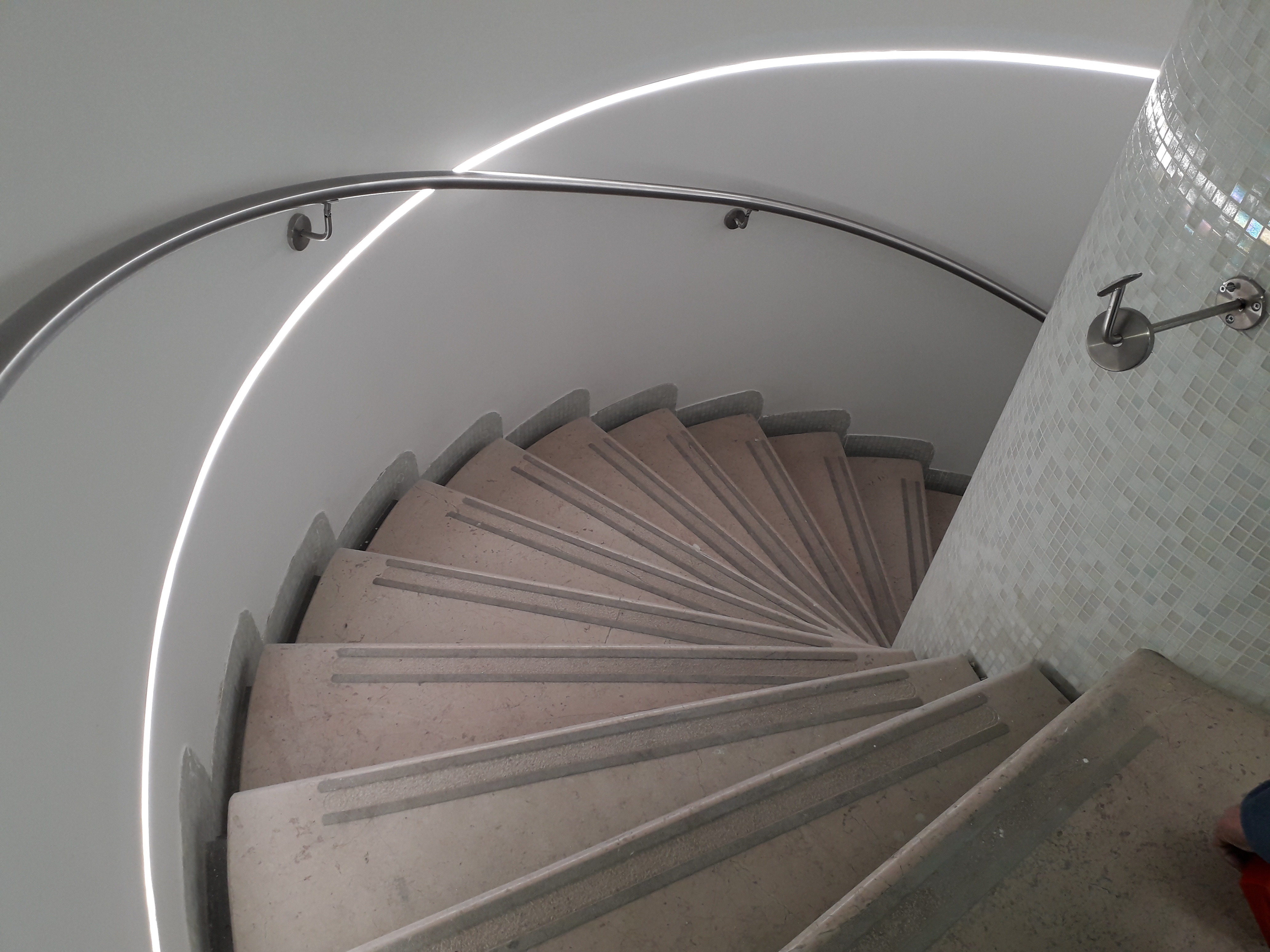 运动服饰专卖店设计-12