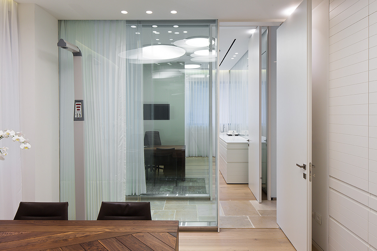 双层玻璃墙的整形诊所-16