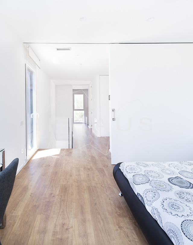 巴塞罗那简约现代模块化别墅-24