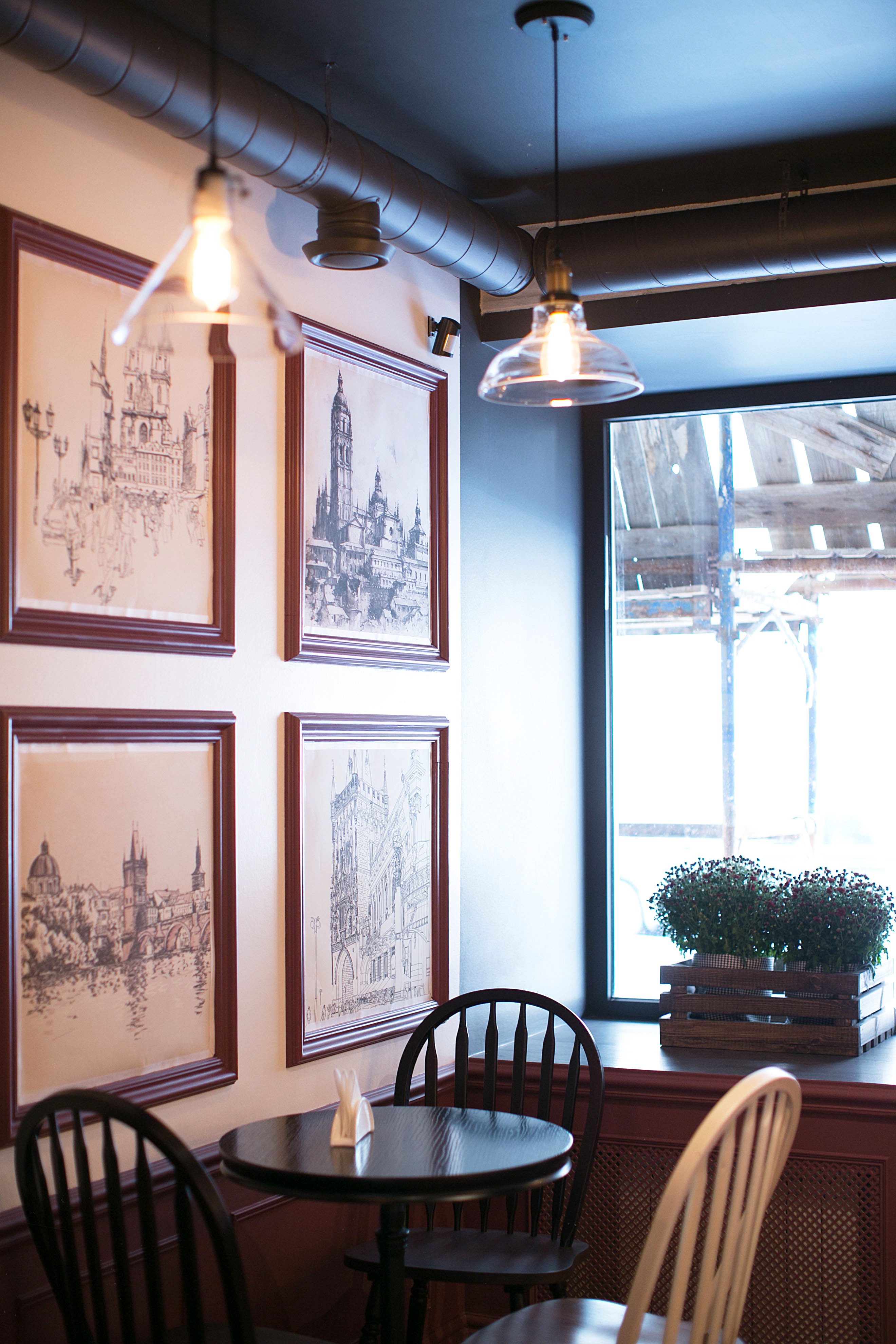 历史砖石与深色调的完美结合，打造温馨咖啡馆空间-8