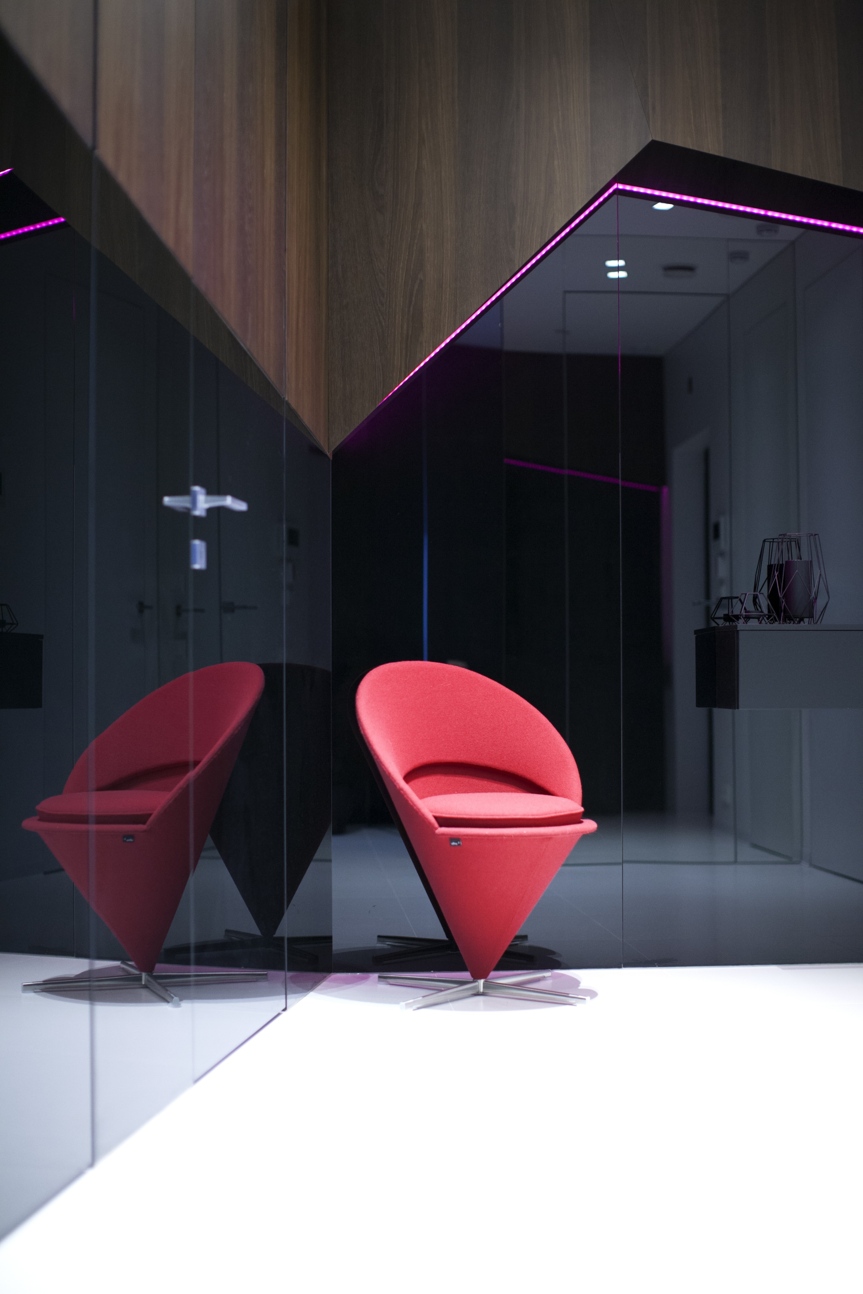 几何矩阵空间 | 暖木与冷玻璃的对比设计-16