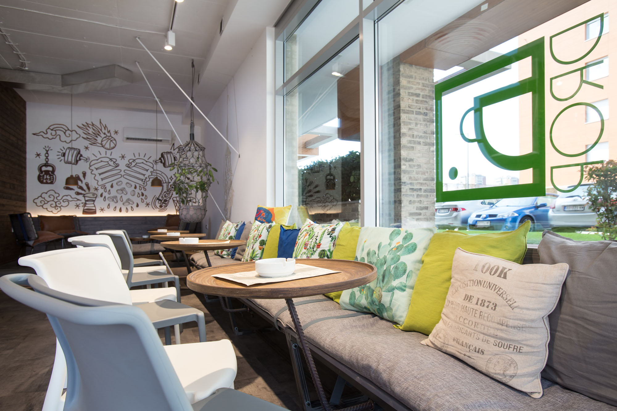 Serbia 咖啡厅 | 金属架构与咖啡色彩的完美融合-9