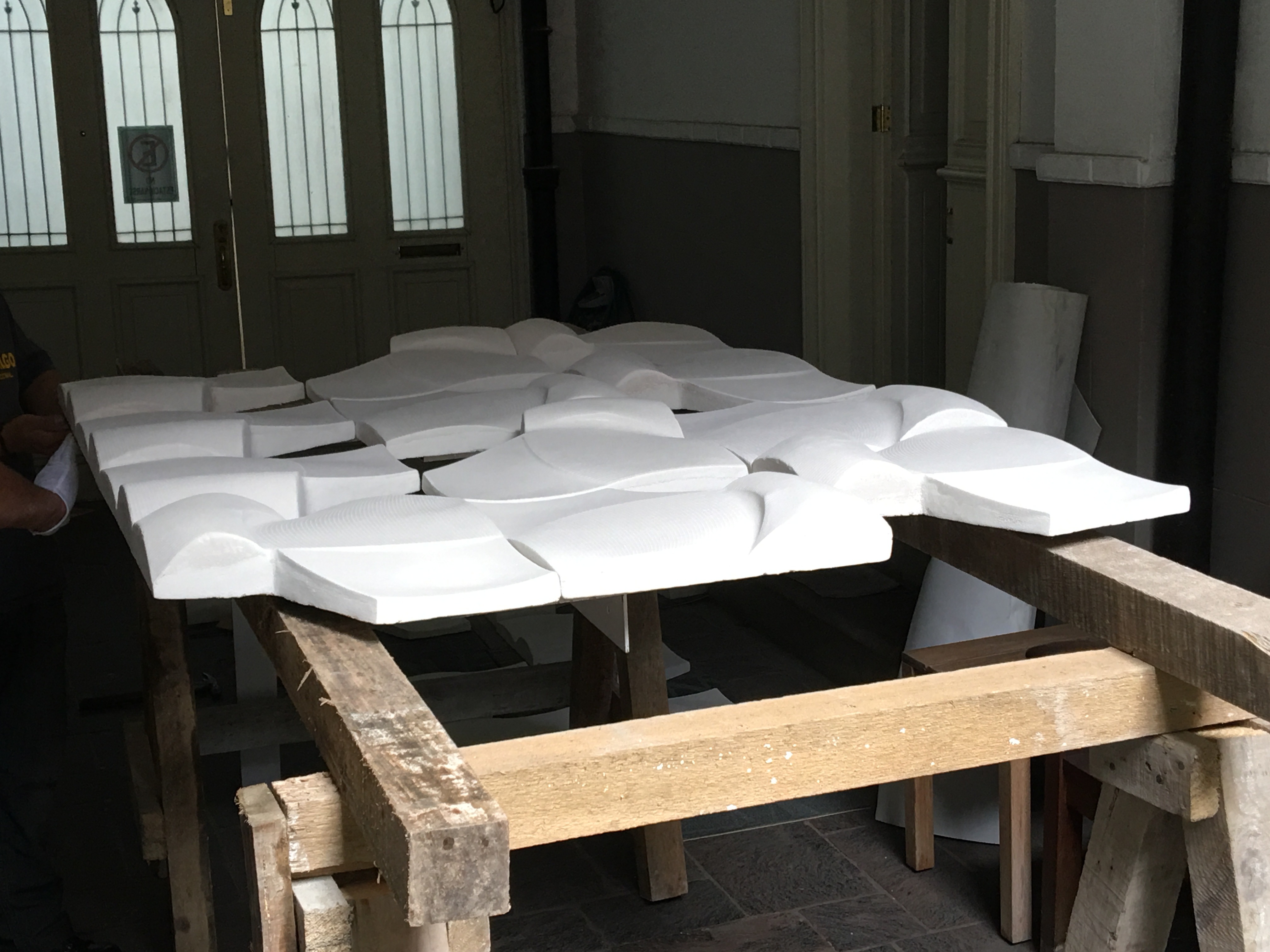 五块混凝土碑构建的抽象艺术装置-21