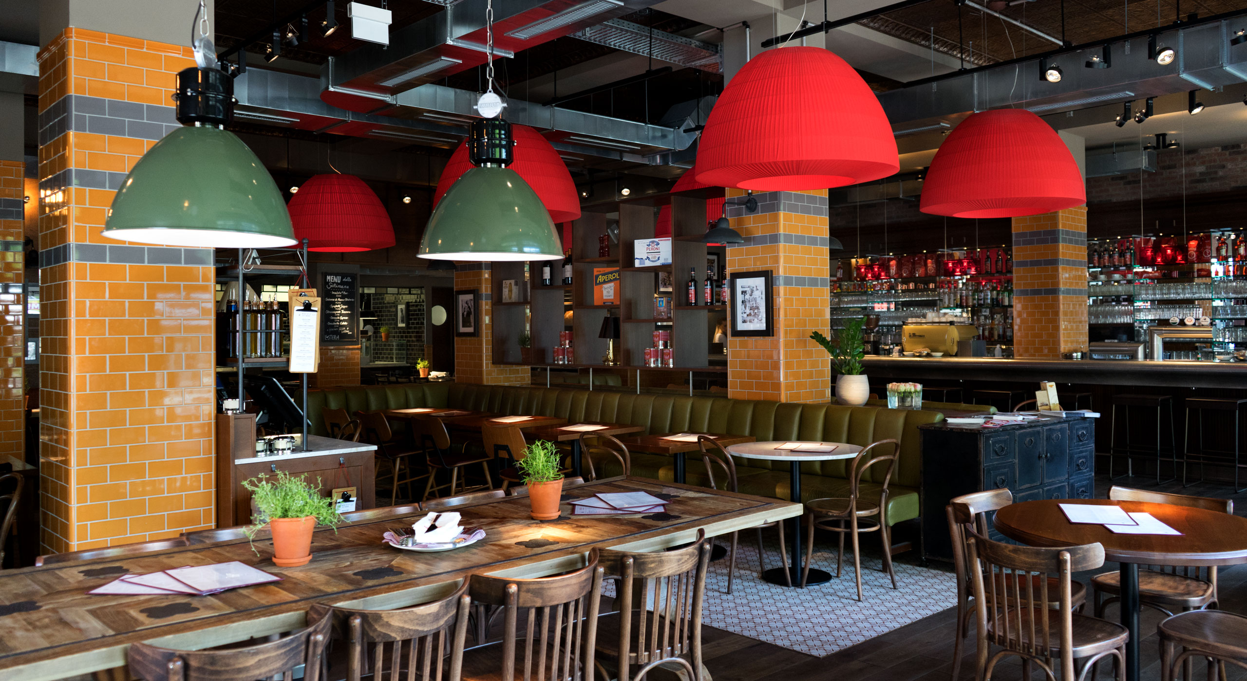 意大利美食餐厅的红色黄色彩虹设计-4