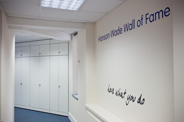 伦敦新办公室的创意品牌标识设计-9