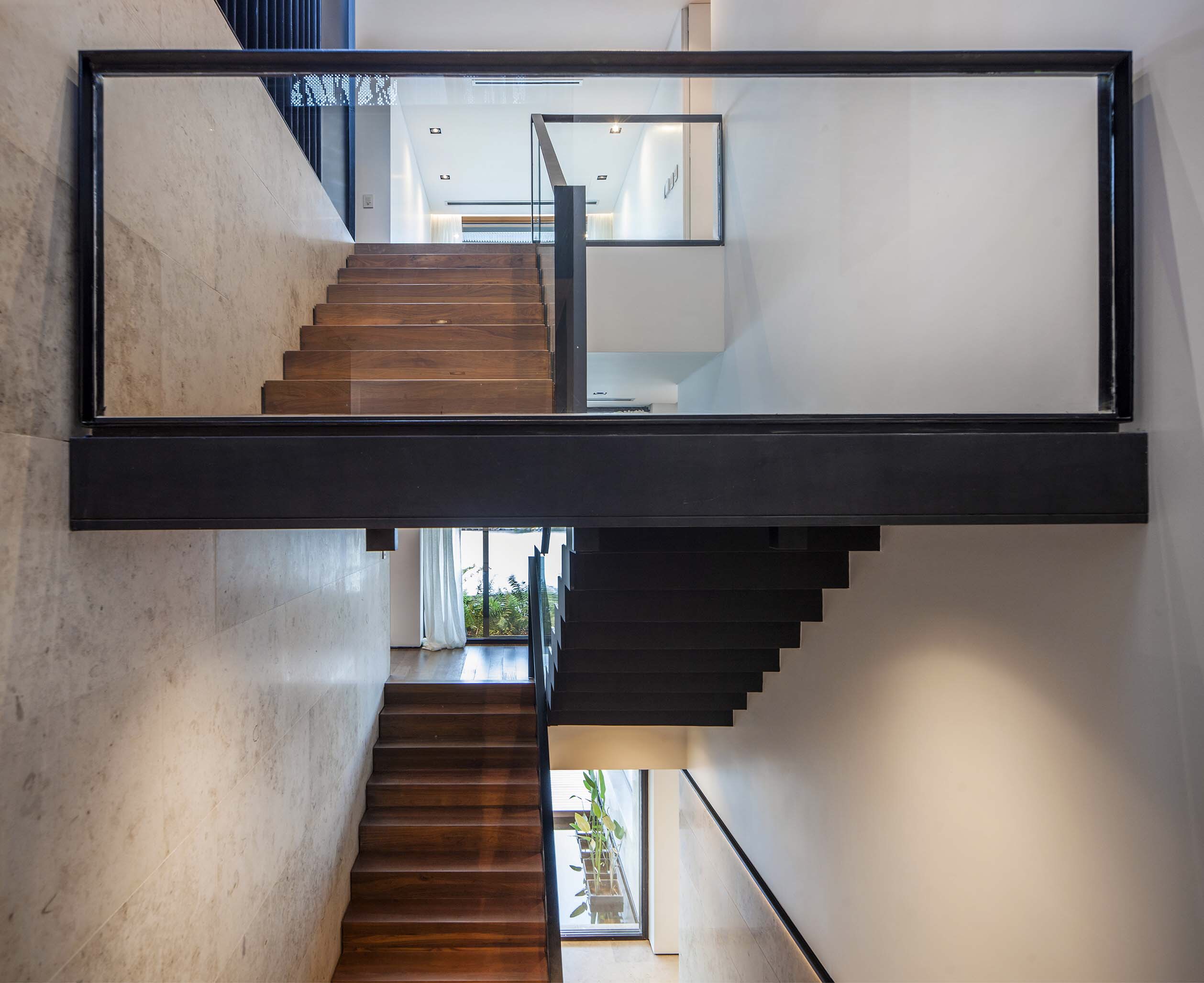 Buenos Aires 湖畔别墅 | 温暖材料与自然融合-4