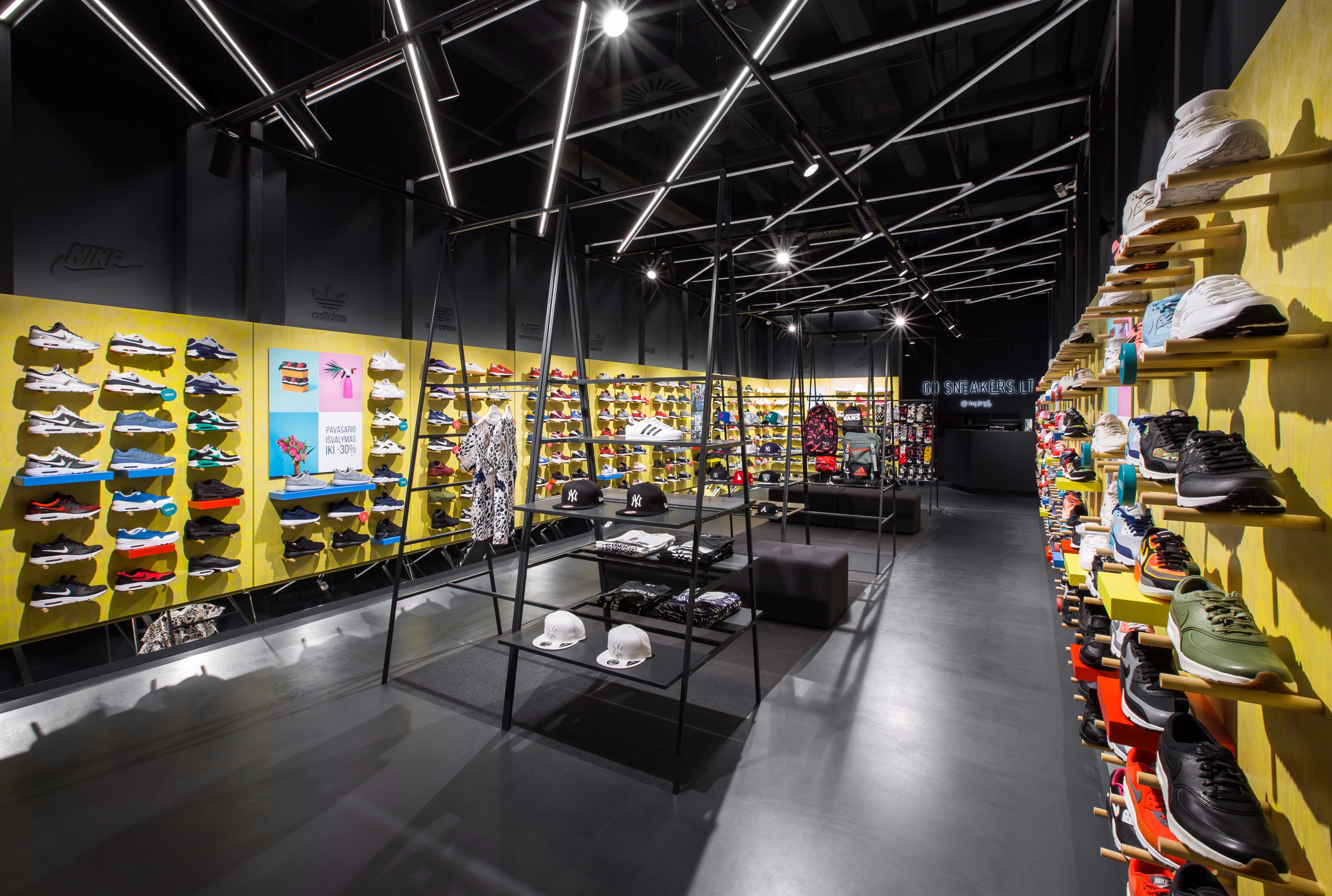 宇宙鞋潮 · Vilnius Ozas 展示空间-2