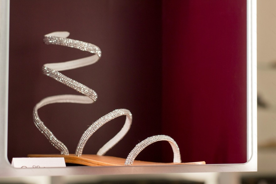 海滩边的"皮革"变身,打造全年展示优雅的鞋子店-14