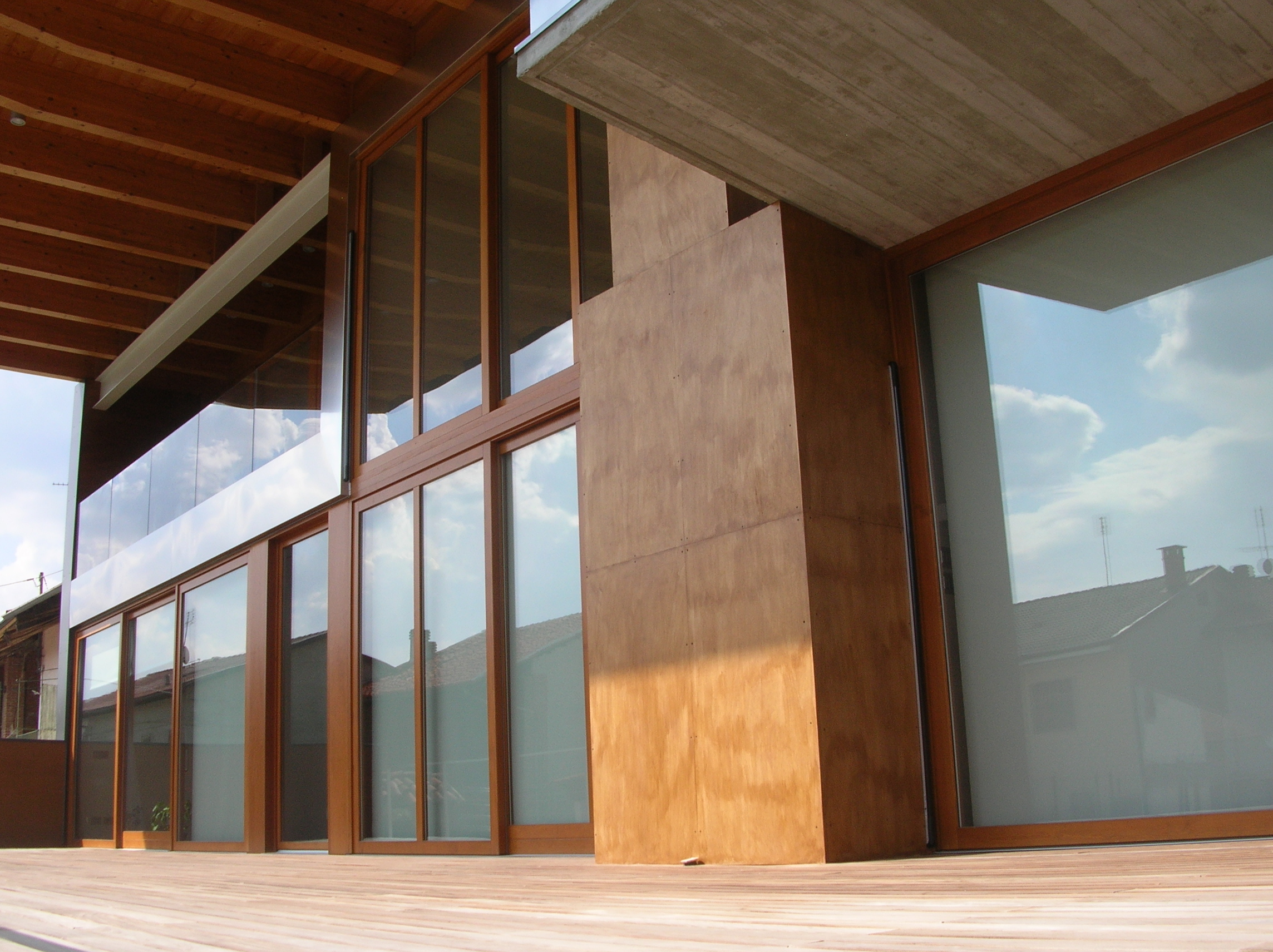 双层玻璃与不锈钢框架的现代住宅设计-1