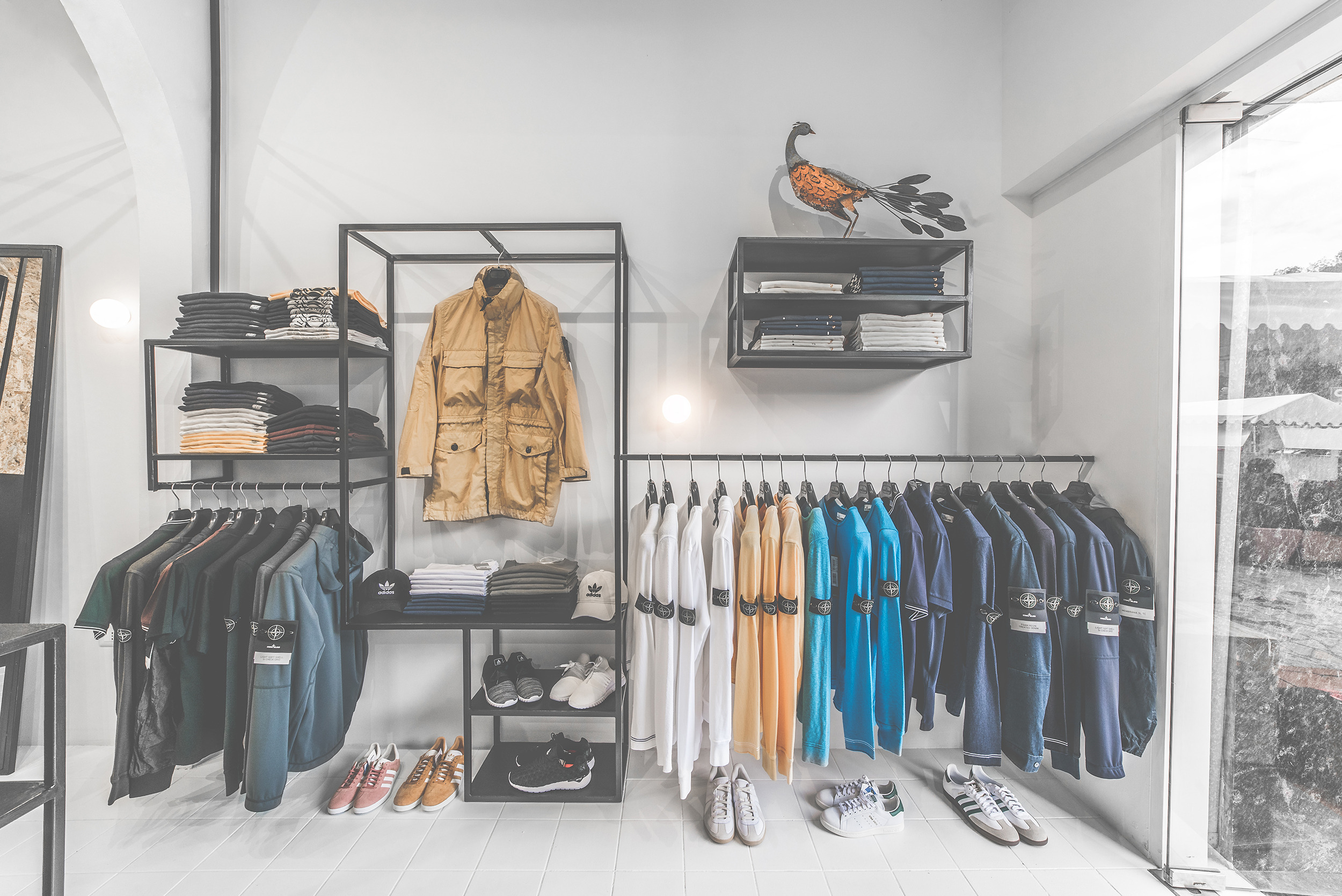 黑白线条勾勒出的独特购物体验-4