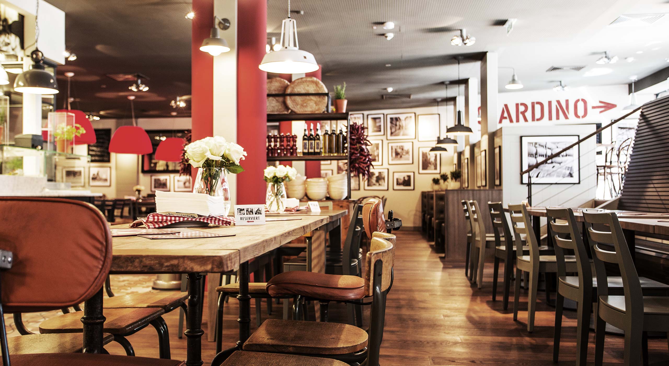 意大利美食餐厅的红色黄色彩虹设计-20