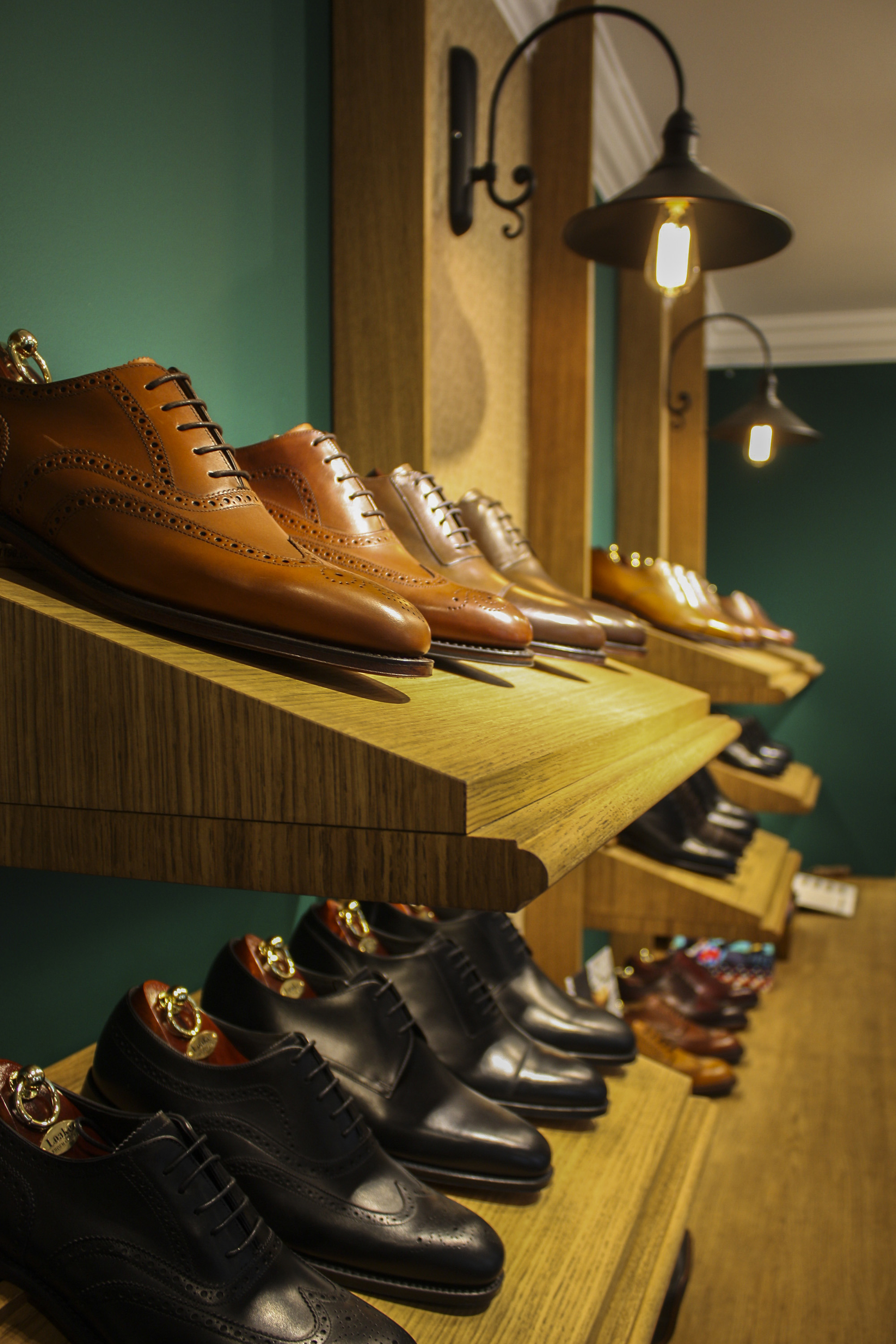 2015 年 Loake Shoemakers 定制店铺设计-10