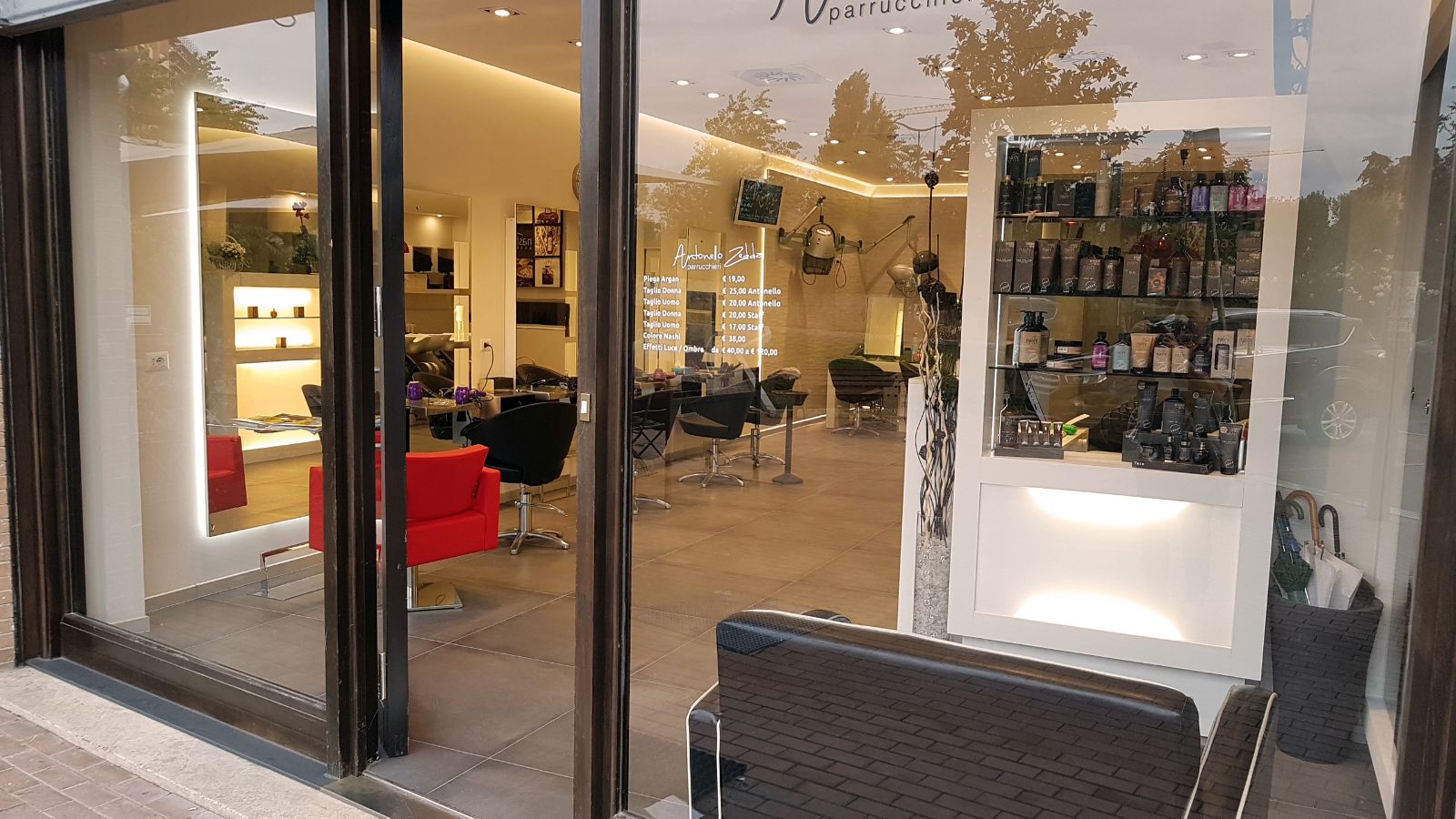 简约实用,色彩鲜明的理发店设计-0