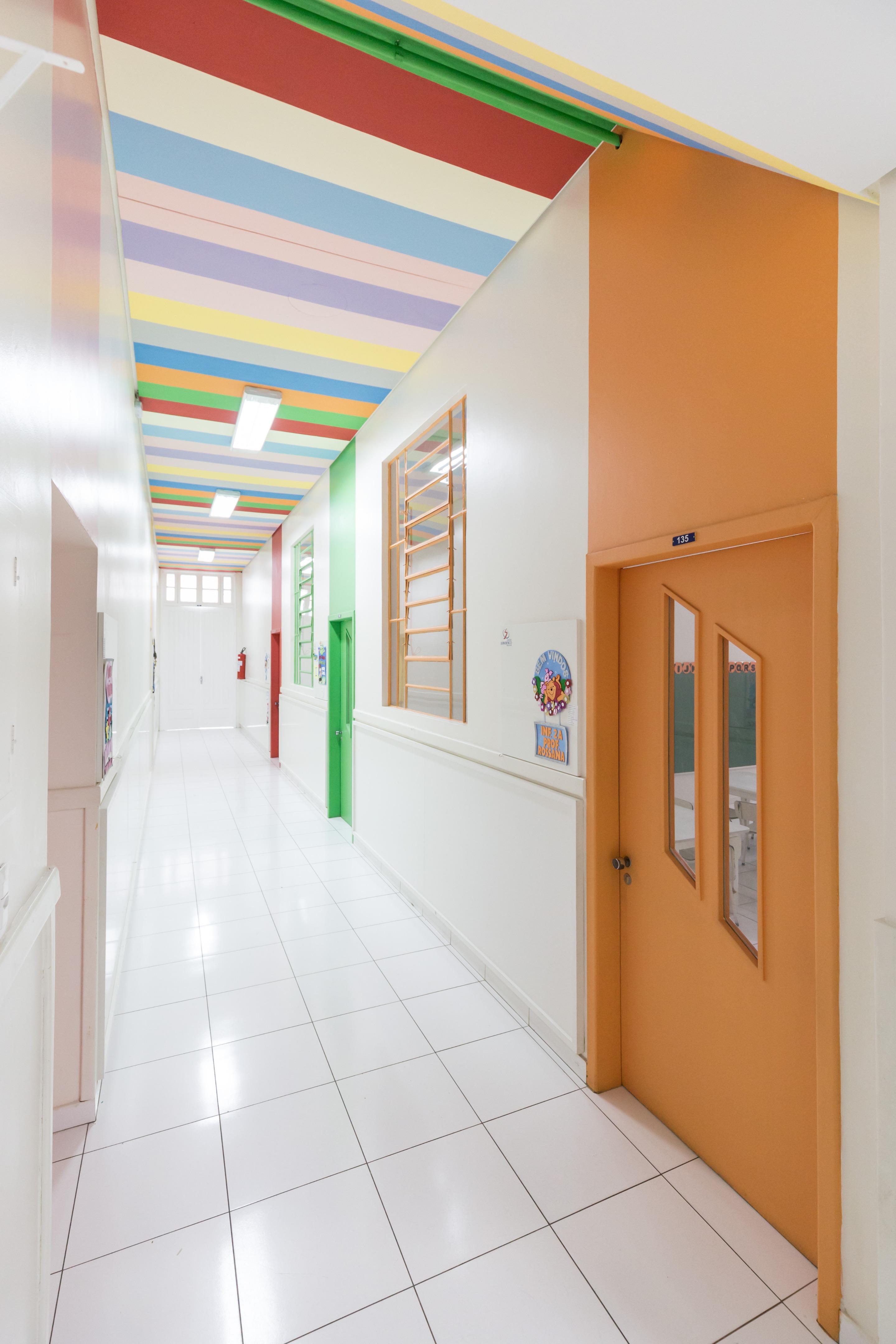 巴西幼儿园色彩斑斓的空间设计-7