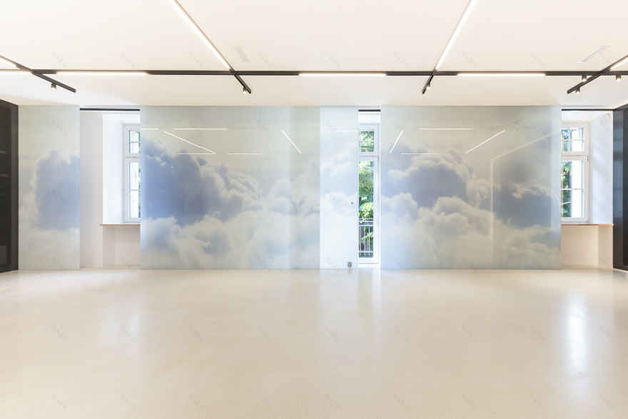 光影交织的培训教室-0