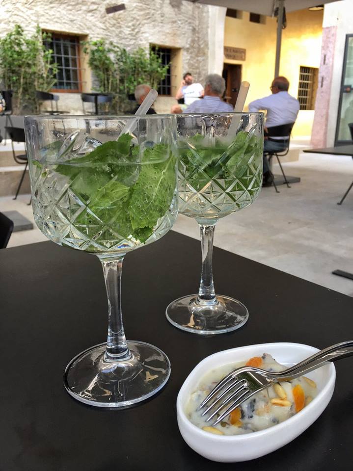 意大利百年酒厂变身复古咖啡馆-32