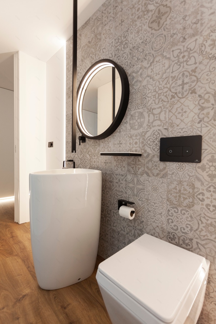 极简风格顶层公寓,温暖木质地板与经典黑白浴室设计-37