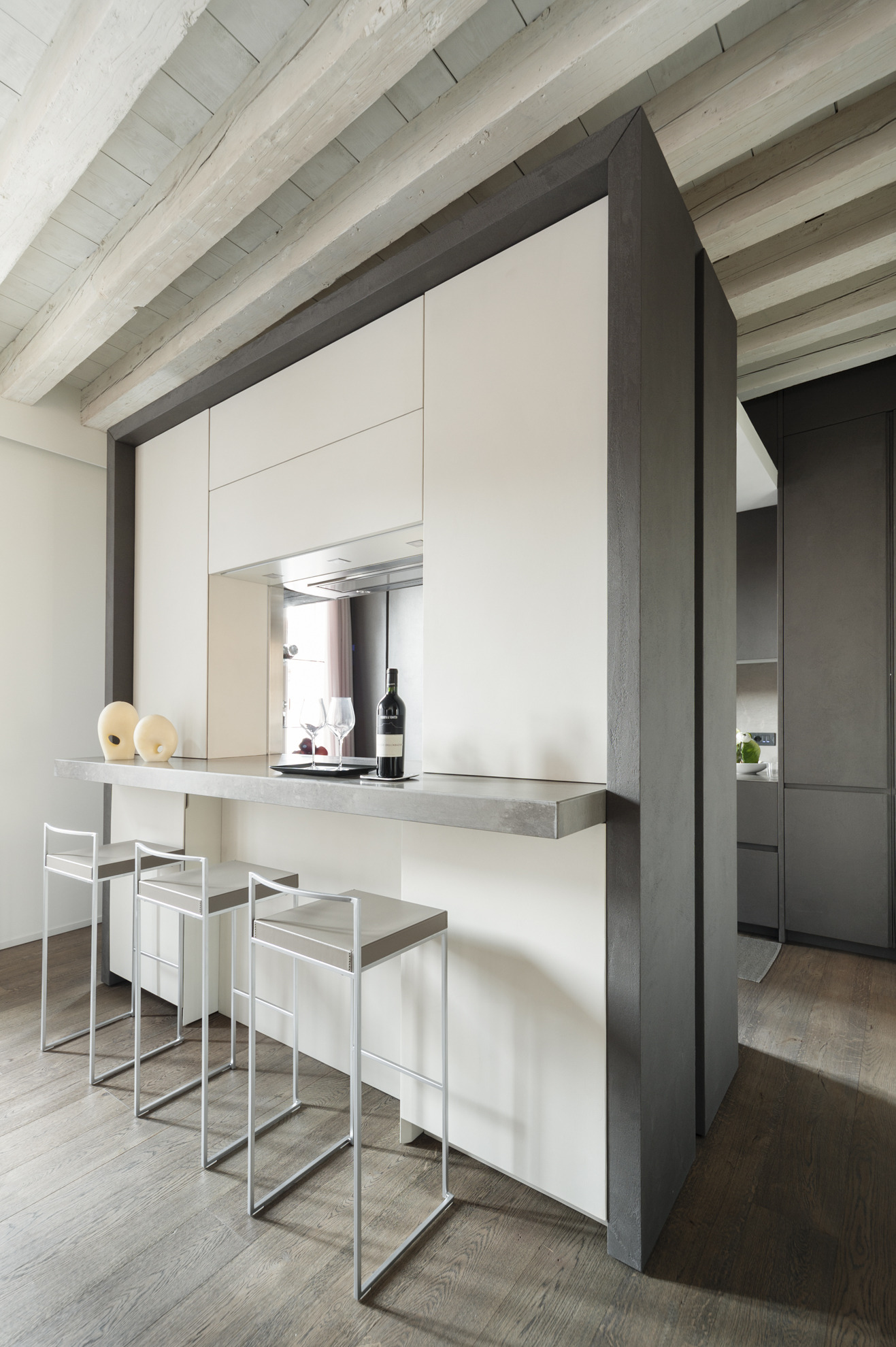 历史韵味与现代设计交融的意大利公寓-6