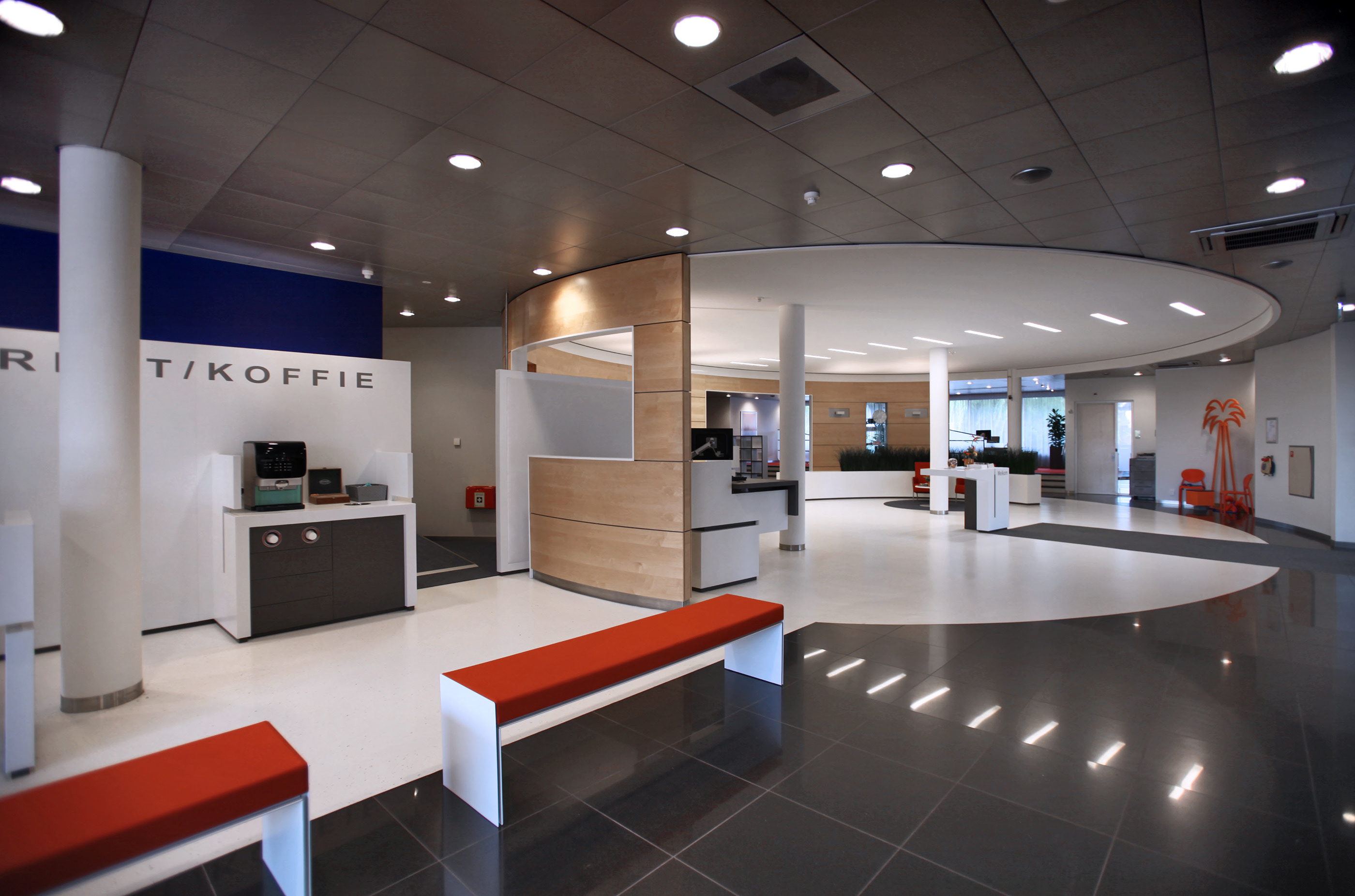 荷兰 Rabobank Bozenhoven 分行办公室翻新 | 低成本高效果的设计实践-1