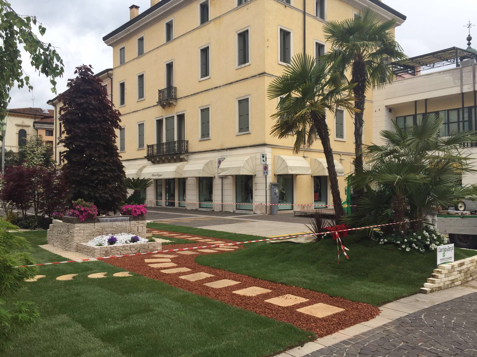 2016 年意大利公共广场家具定制案例-8