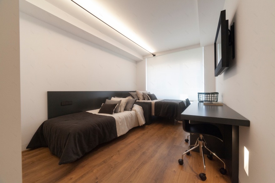 极简风格顶层公寓,温暖木质地板与经典黑白浴室设计-47