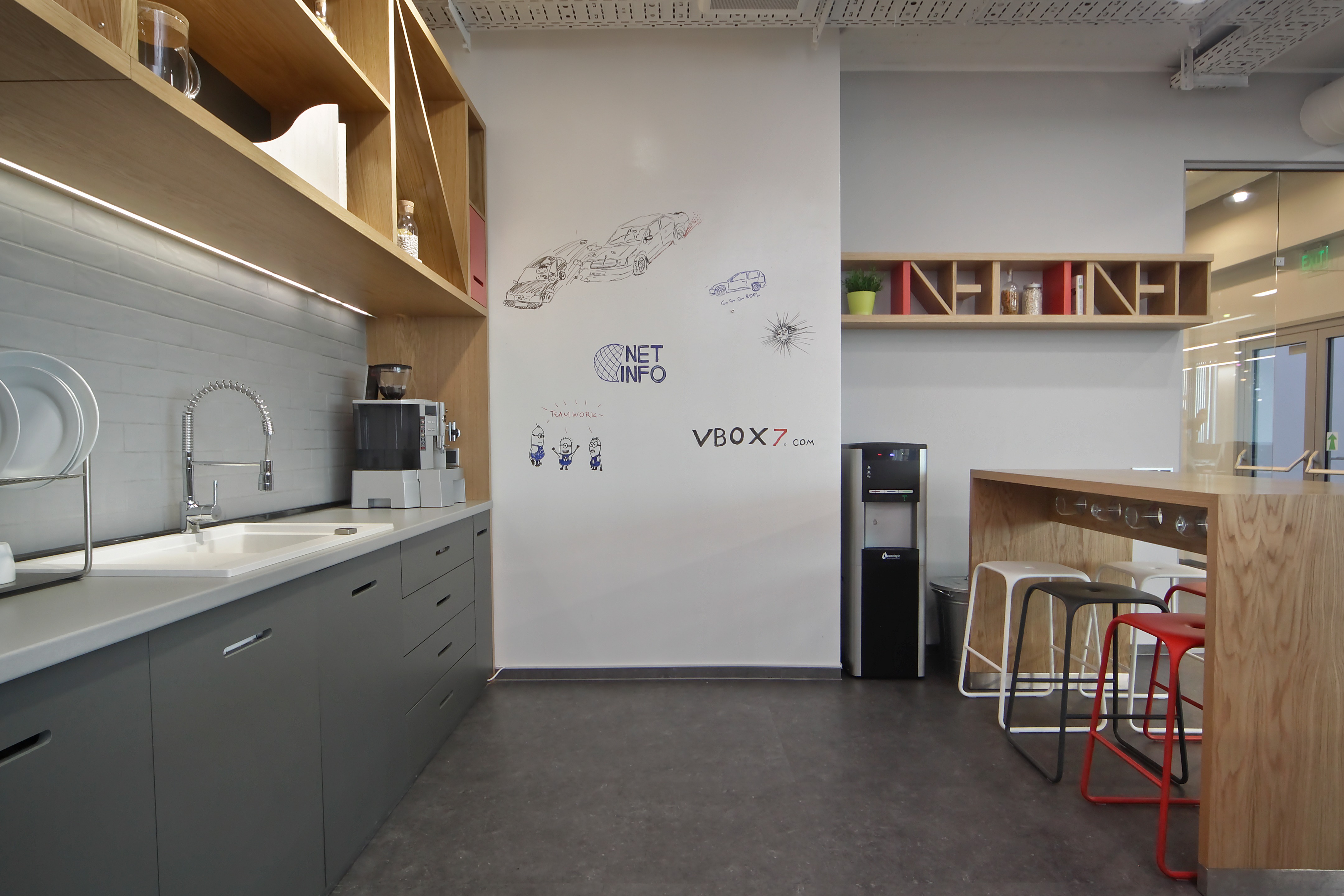 融合科技与复古的现代办公室设计-27