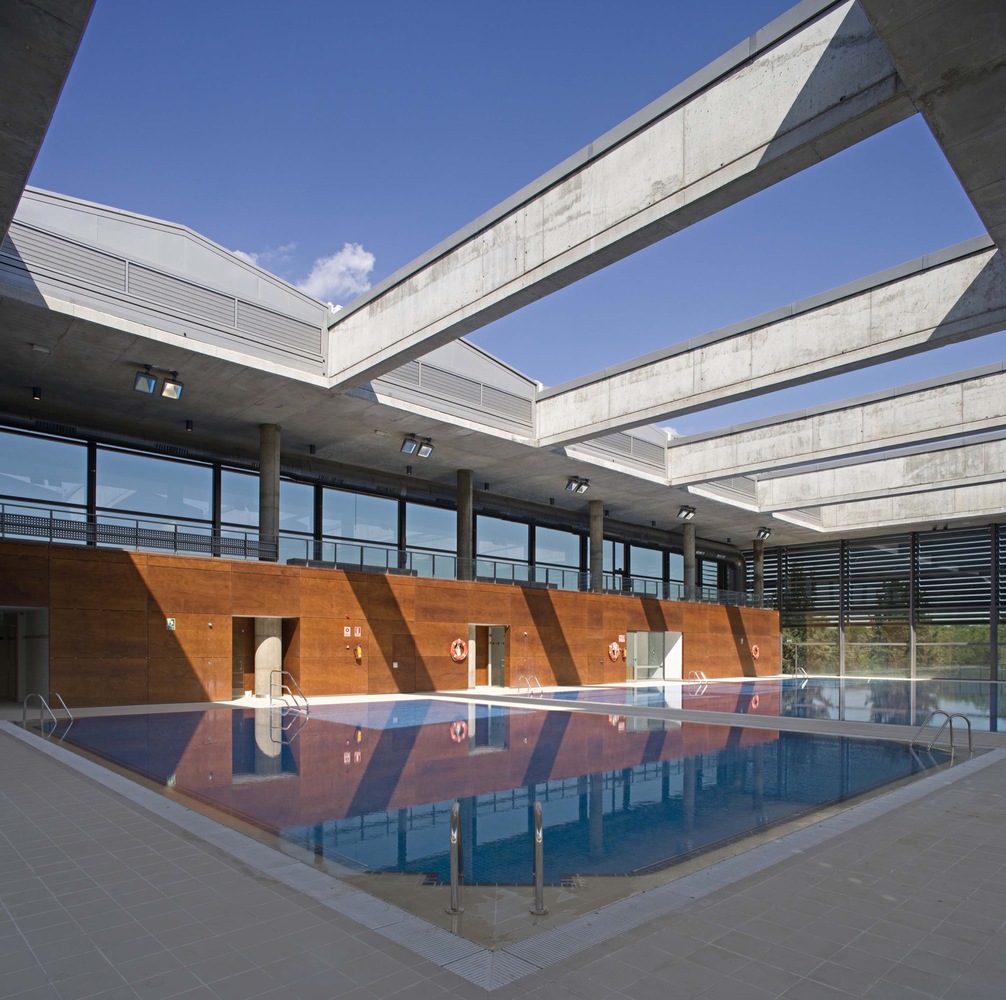 创新翻新体育设施，融入自然美景-43