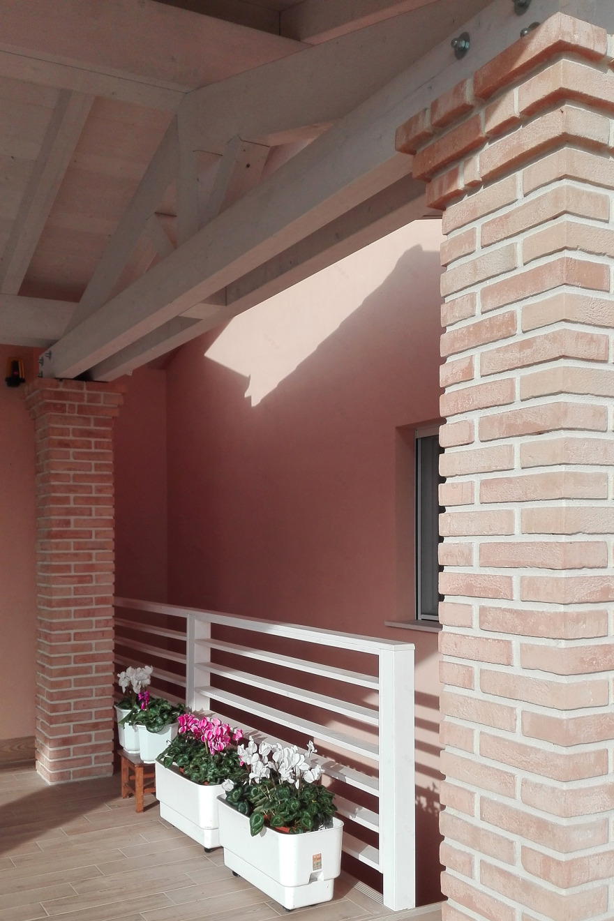 绿色山丘中的家庭住宅 T-10