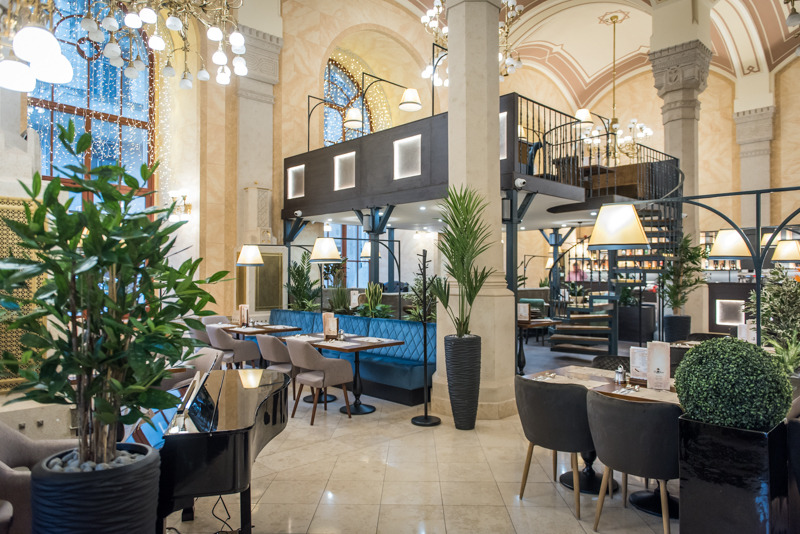 布达佩斯百年建筑中的现代餐厅-3