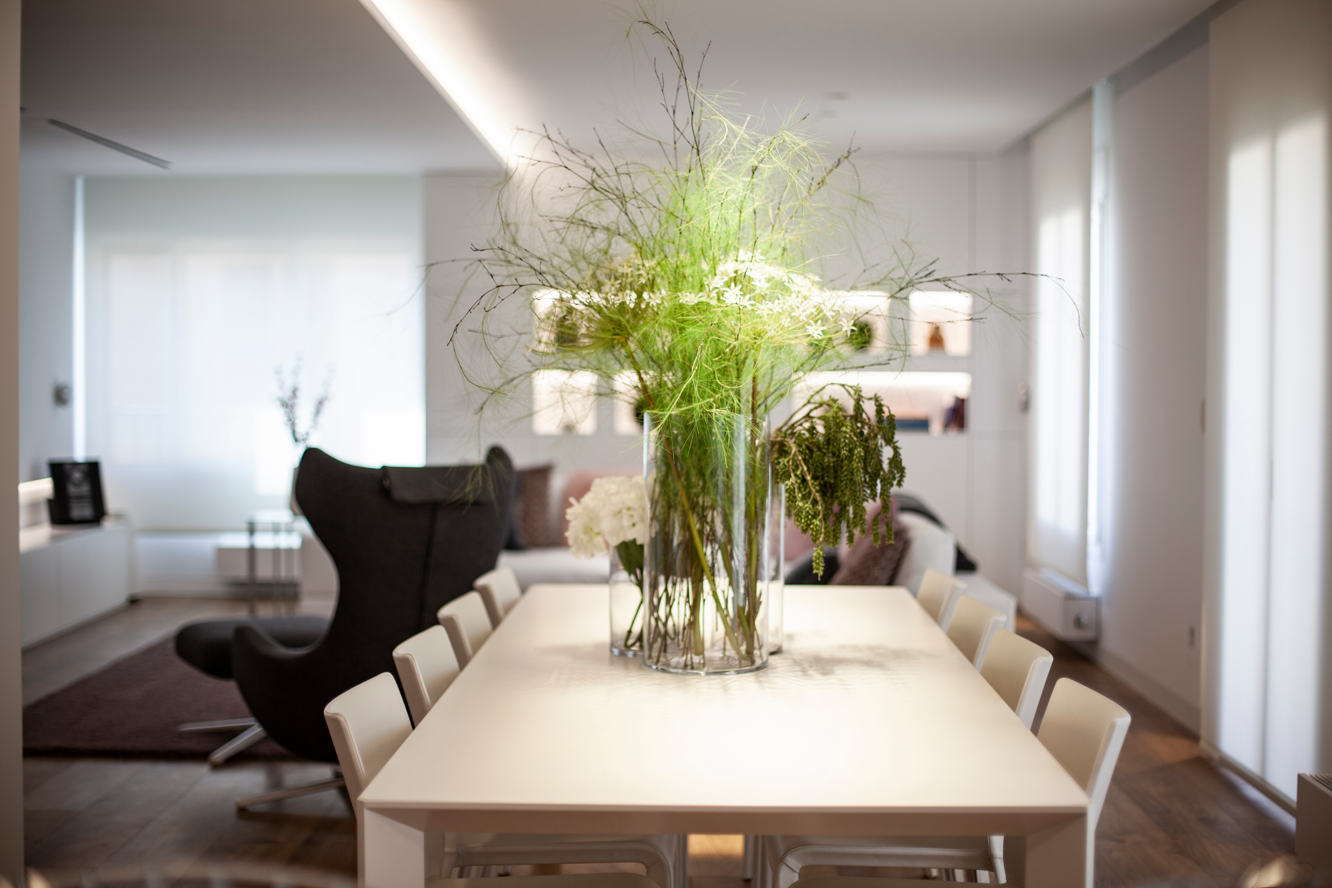 极简风格顶层公寓，温暖木质地板与经典黑白浴室设计-13