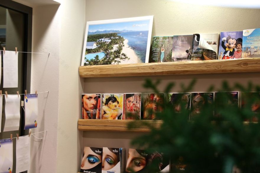 定制化木饰打造私密旅游咨询空间-4