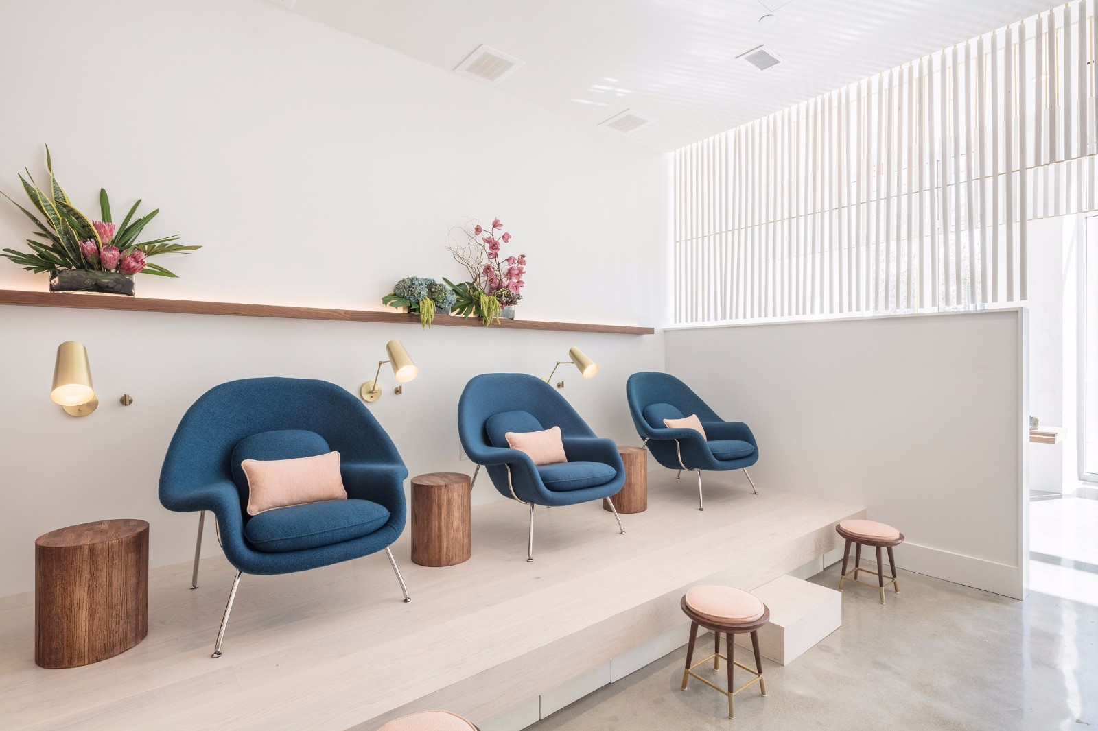 蓝色座椅,黄铜细节构建的舒适美甲空间-7