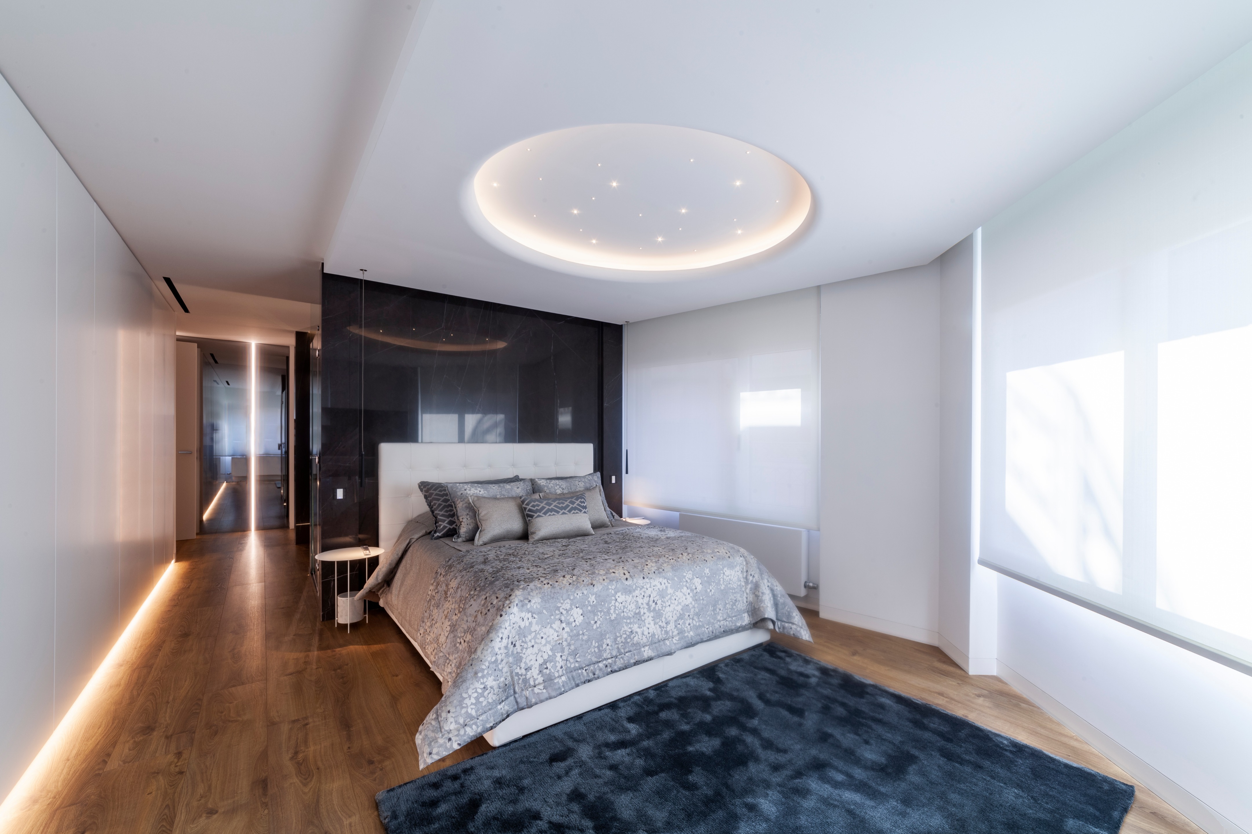 极简风格顶层公寓，温暖木质地板与经典黑白浴室设计-27