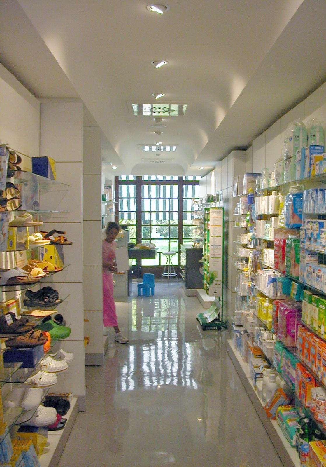 2004 年完成的 Mainardis 新药店室内设计案例-3